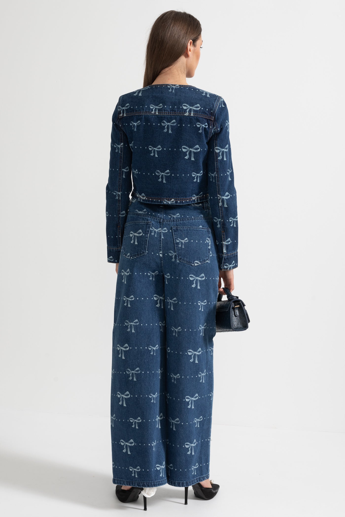 طقم دنيم منسق مع جاكيت بأكمام طويلة وبنطلون جينز بقصة أرجل واسعة - أزرق