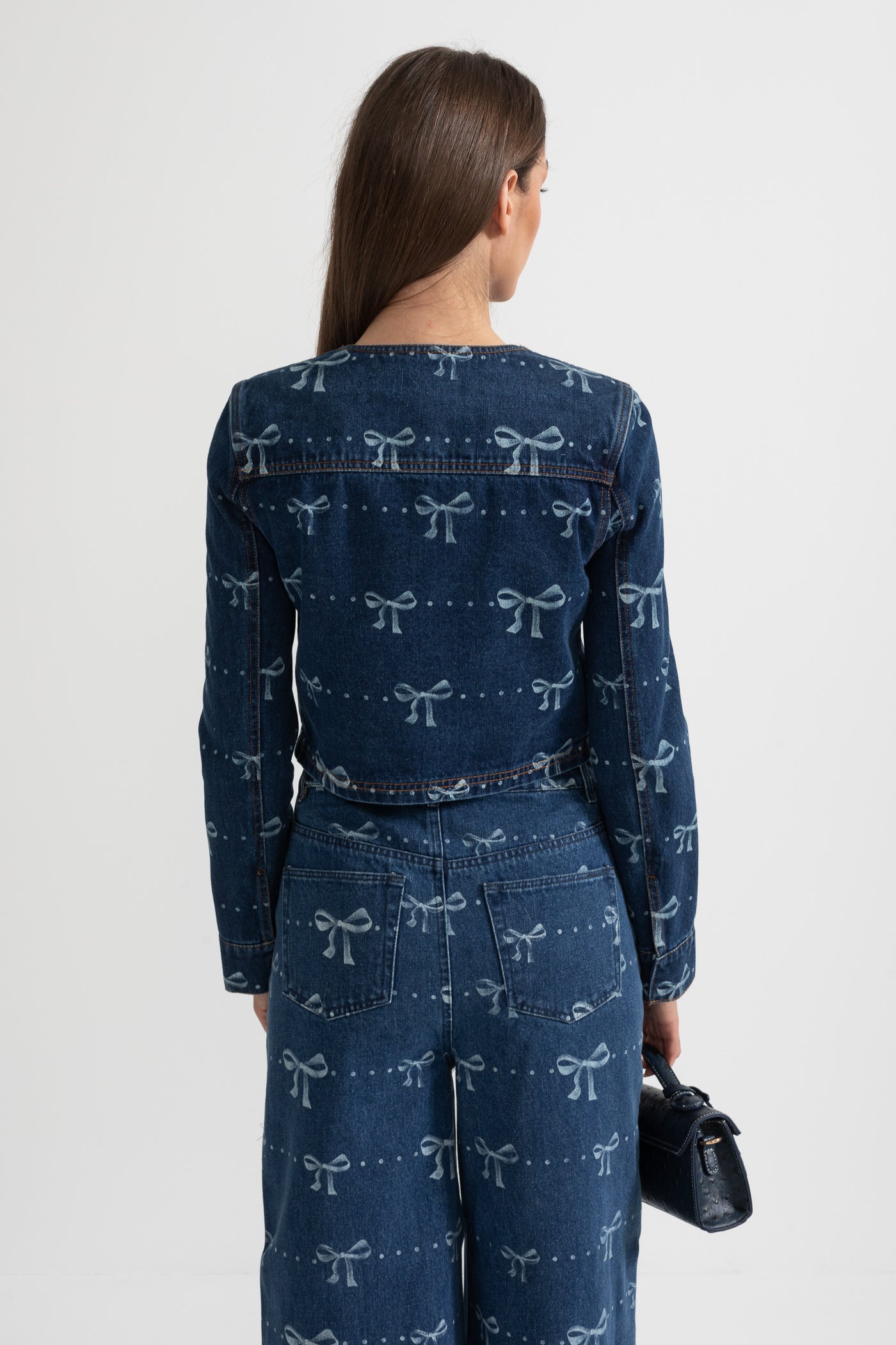 طقم دنيم منسق مع جاكيت بأكمام طويلة وبنطلون جينز بقصة أرجل واسعة - أزرق