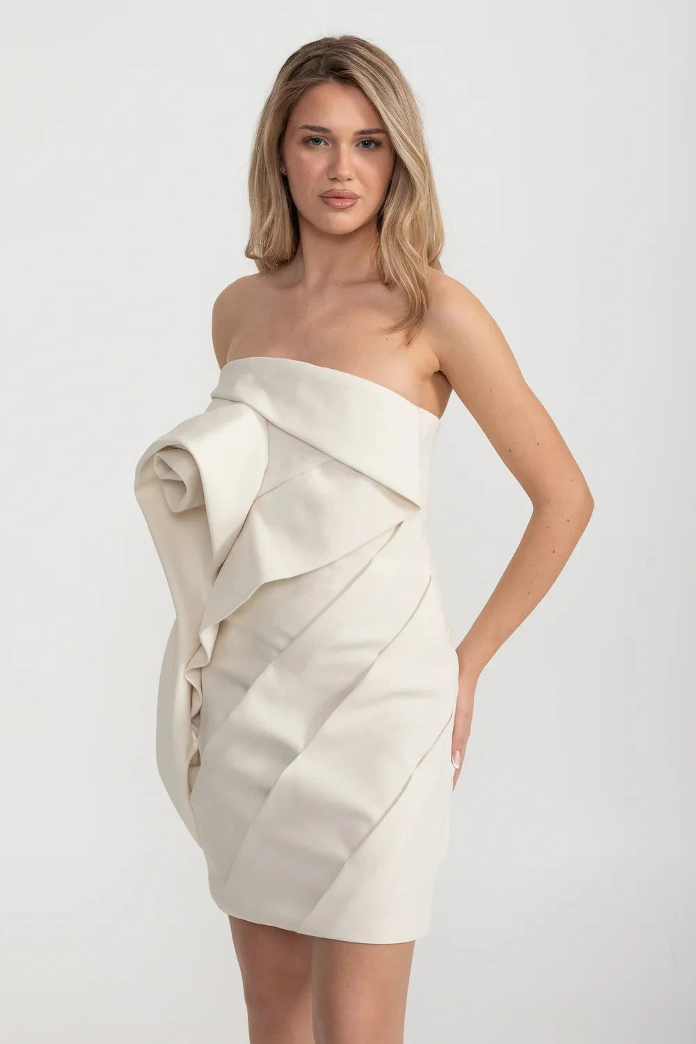 فستان ميني مُفصل بتصاميم دقيقة من الطيات والدوامات - بيج