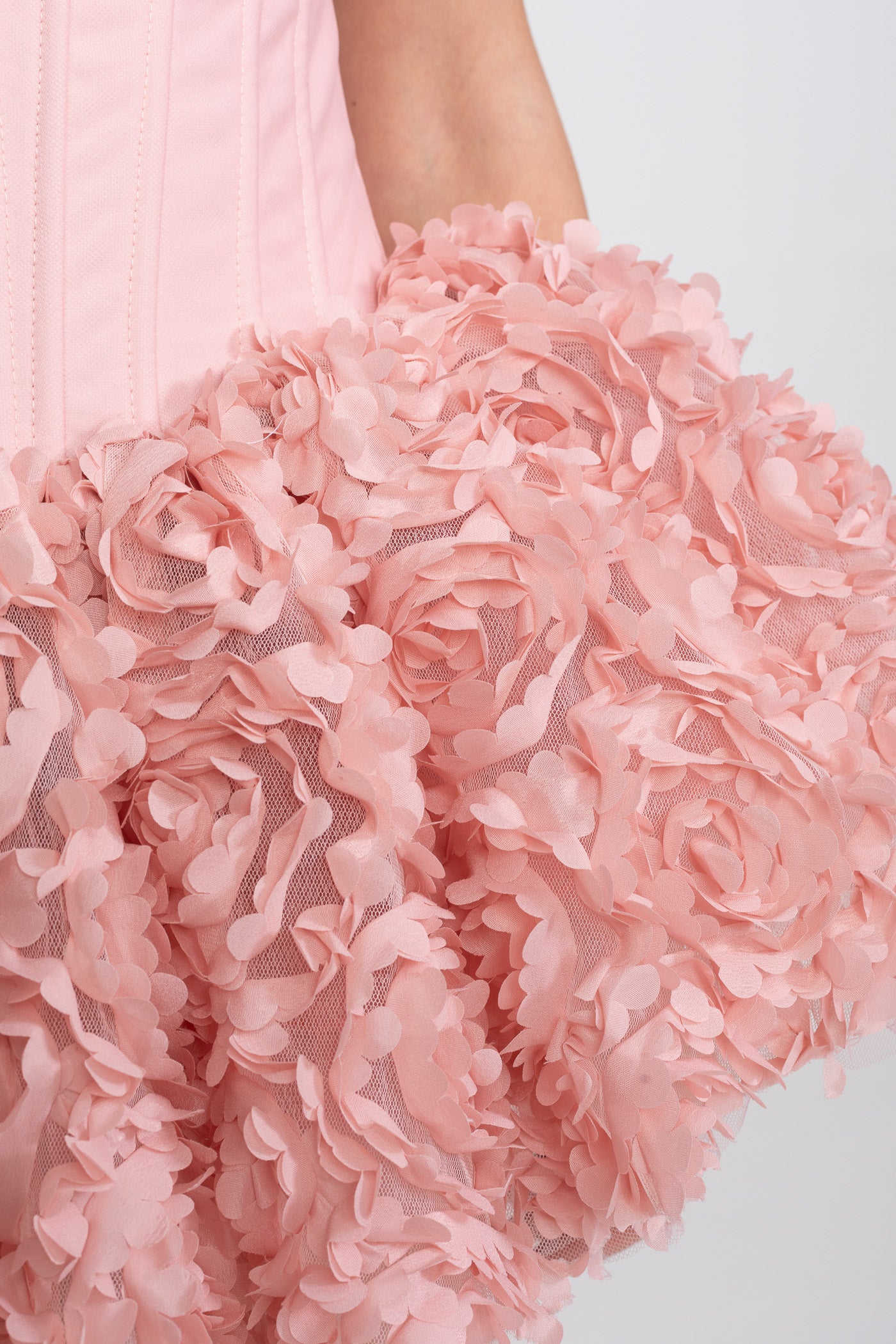 فستان ميني كورسيه بدون حمّالات مع تنورة مزينة بتطبيقات وردية ثلاثية الأبعاد - Pink