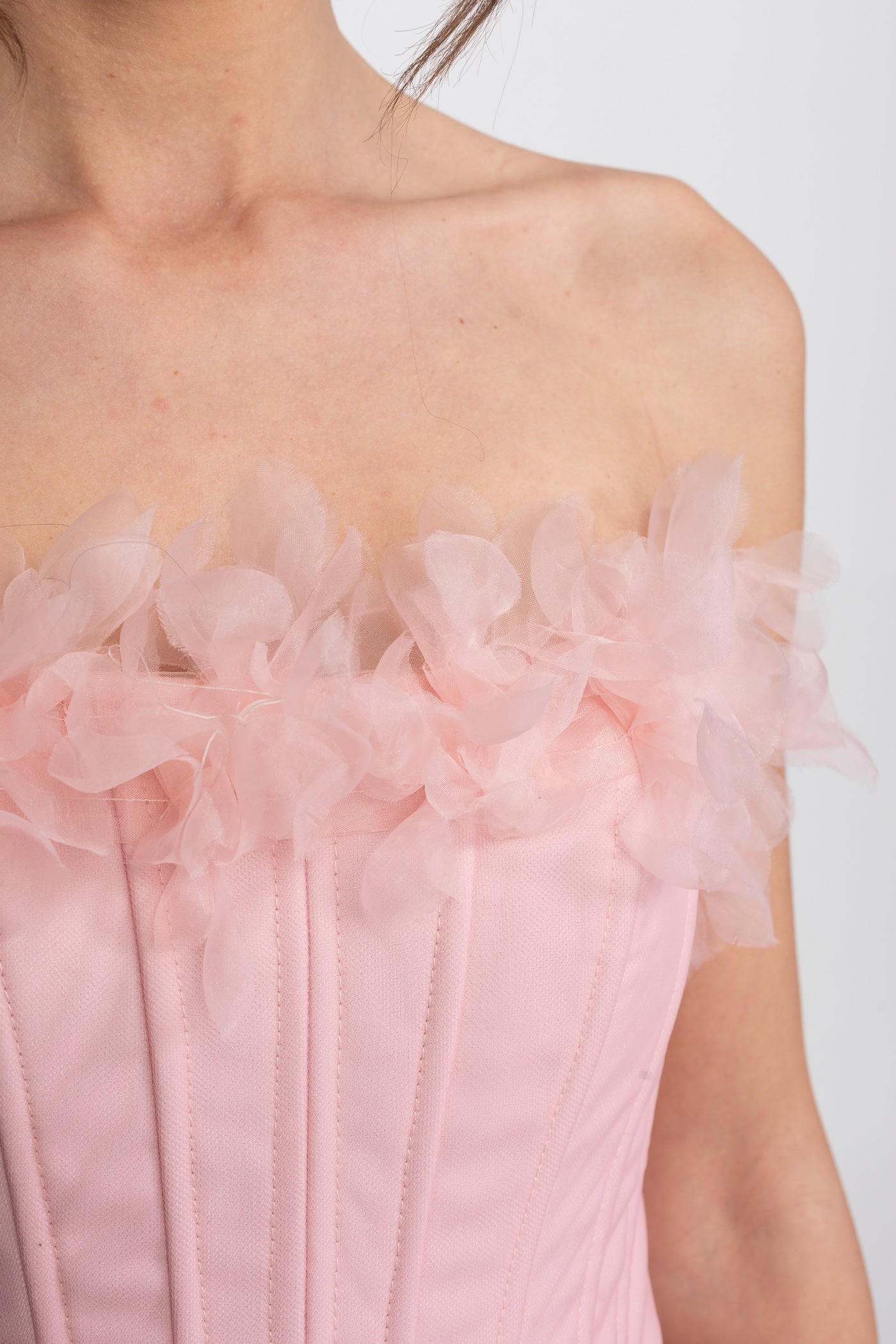فستان ميني كورسيه بدون حمّالات مع تنورة مزينة بتطبيقات وردية ثلاثية الأبعاد - Pink