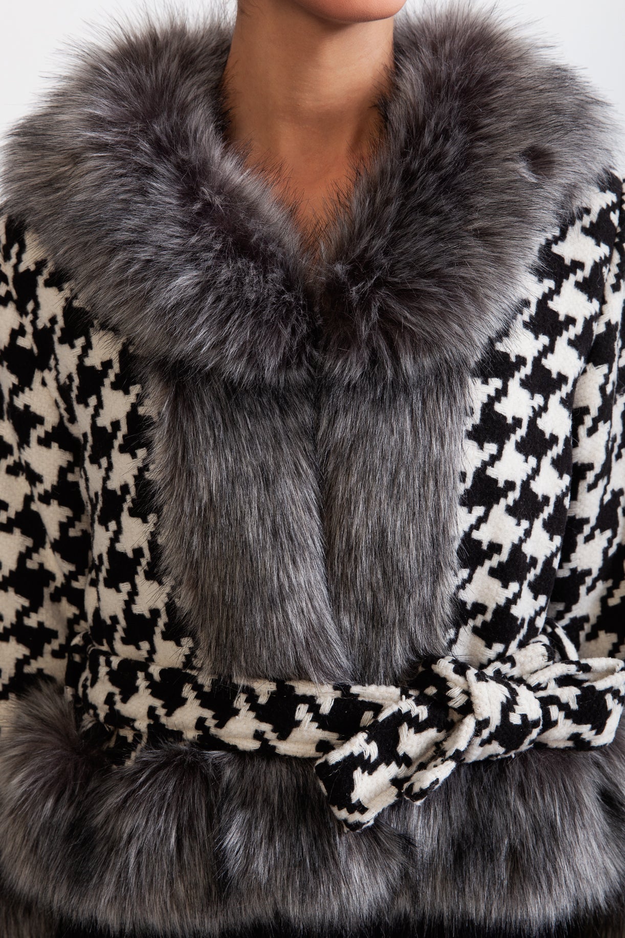 معطف صوف بنمط Houndstooth مزود بحزام وفراء