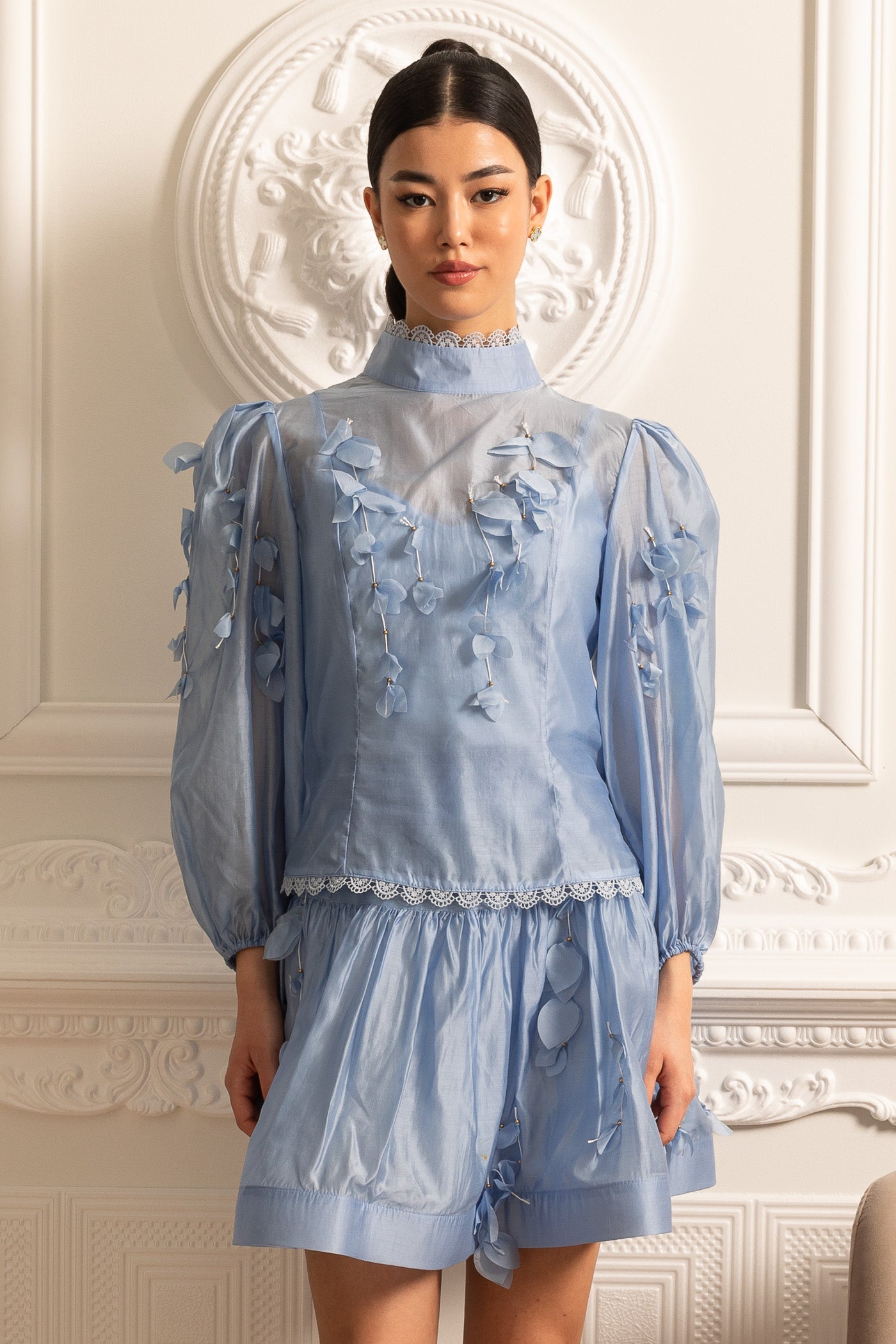 طقم منسق أنيق بنقشة زهرية مع لمسات من الدانتيل الرقيق - أزرق