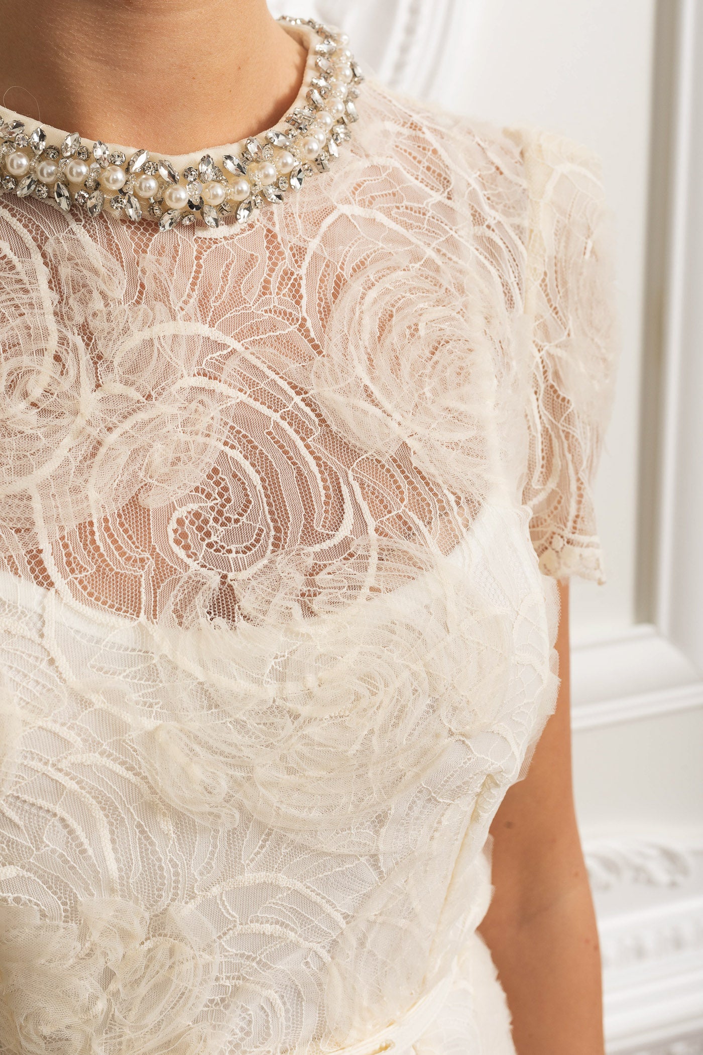 فستان ميدي من الدانتيل بأكمام قصيرة وحزام خصر رقيق - Ivoire