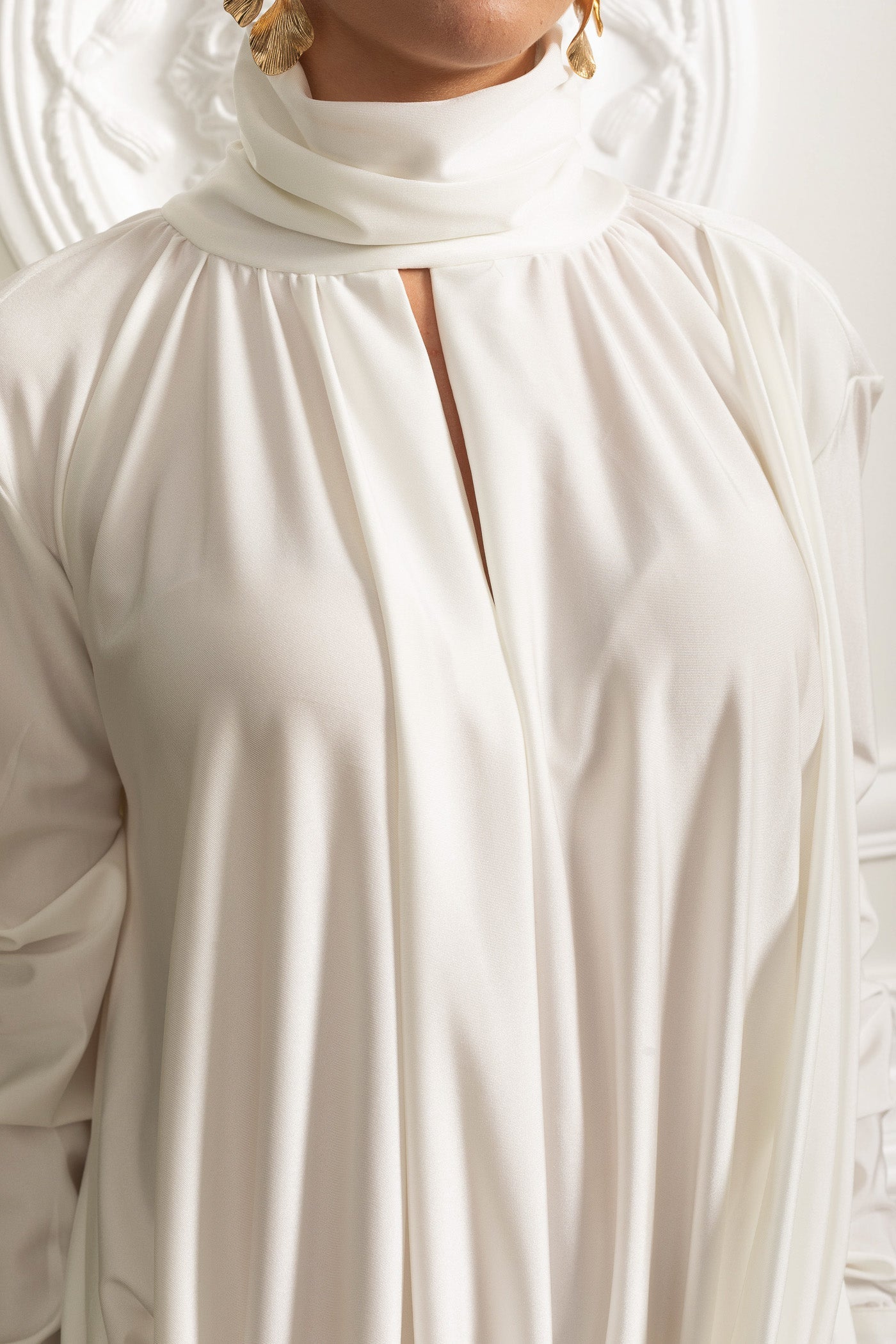 فستان أنيق بياقة عالية مع تفاصيل مطوية وزخرفة وردية جانبية - Ivoire