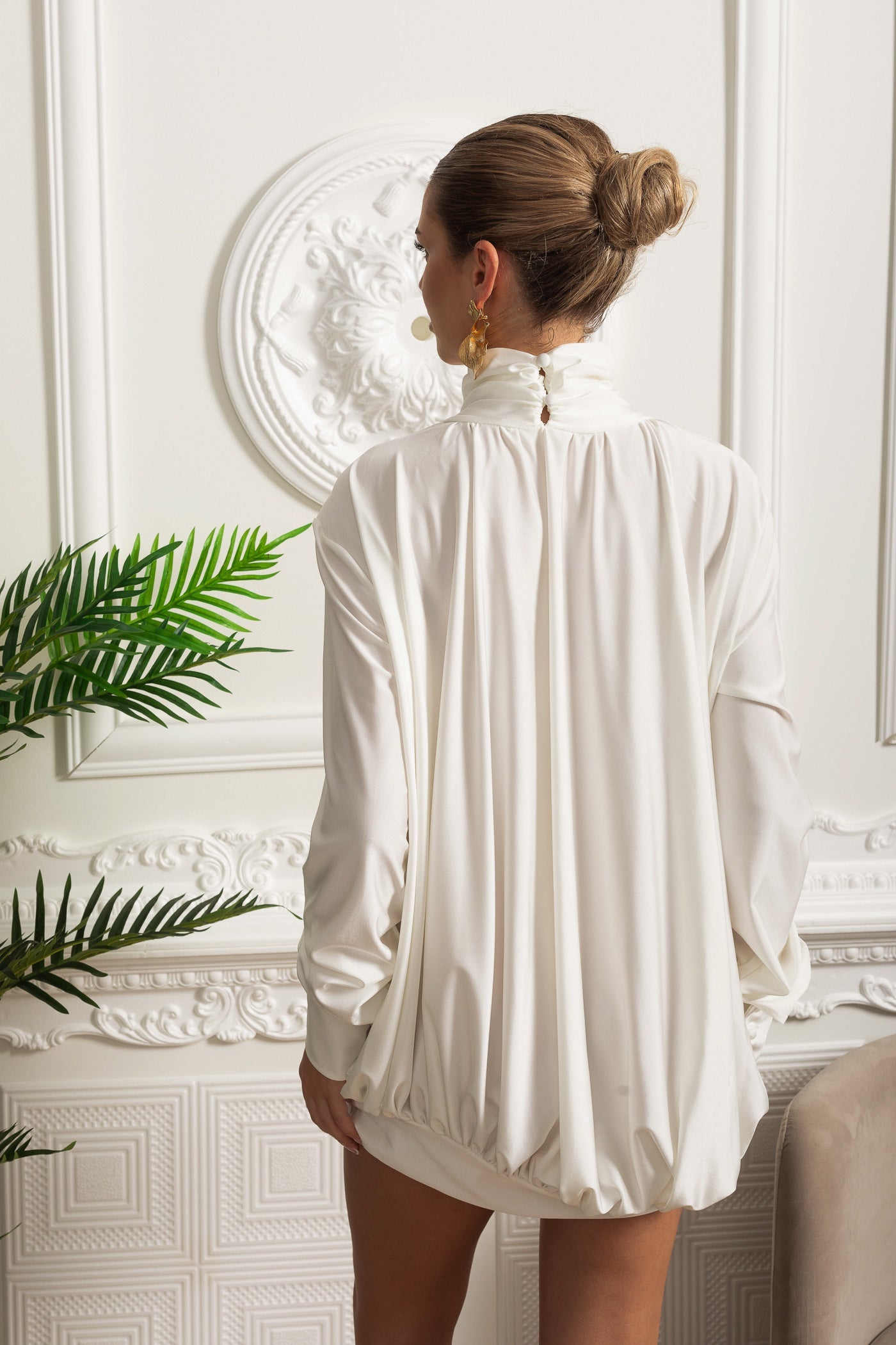 فستان أنيق بياقة عالية مع تفاصيل مطوية وزخرفة وردية جانبية - Ivoire