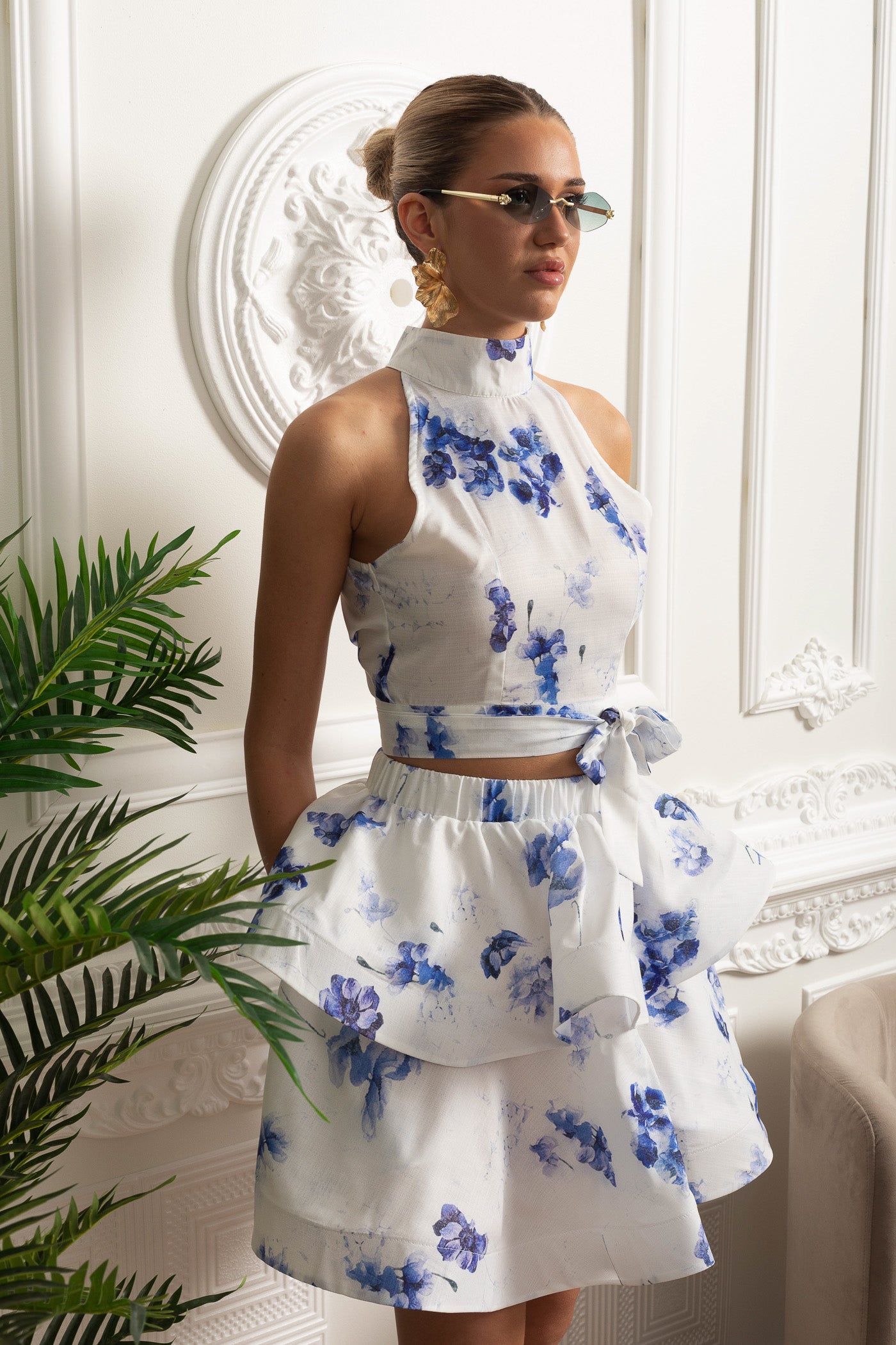 طقم من الأعلى القصير بحمالة عنق مزين بالأزهار وتنورة قصيرة بطبقات كشكش - أبيض/أزرق