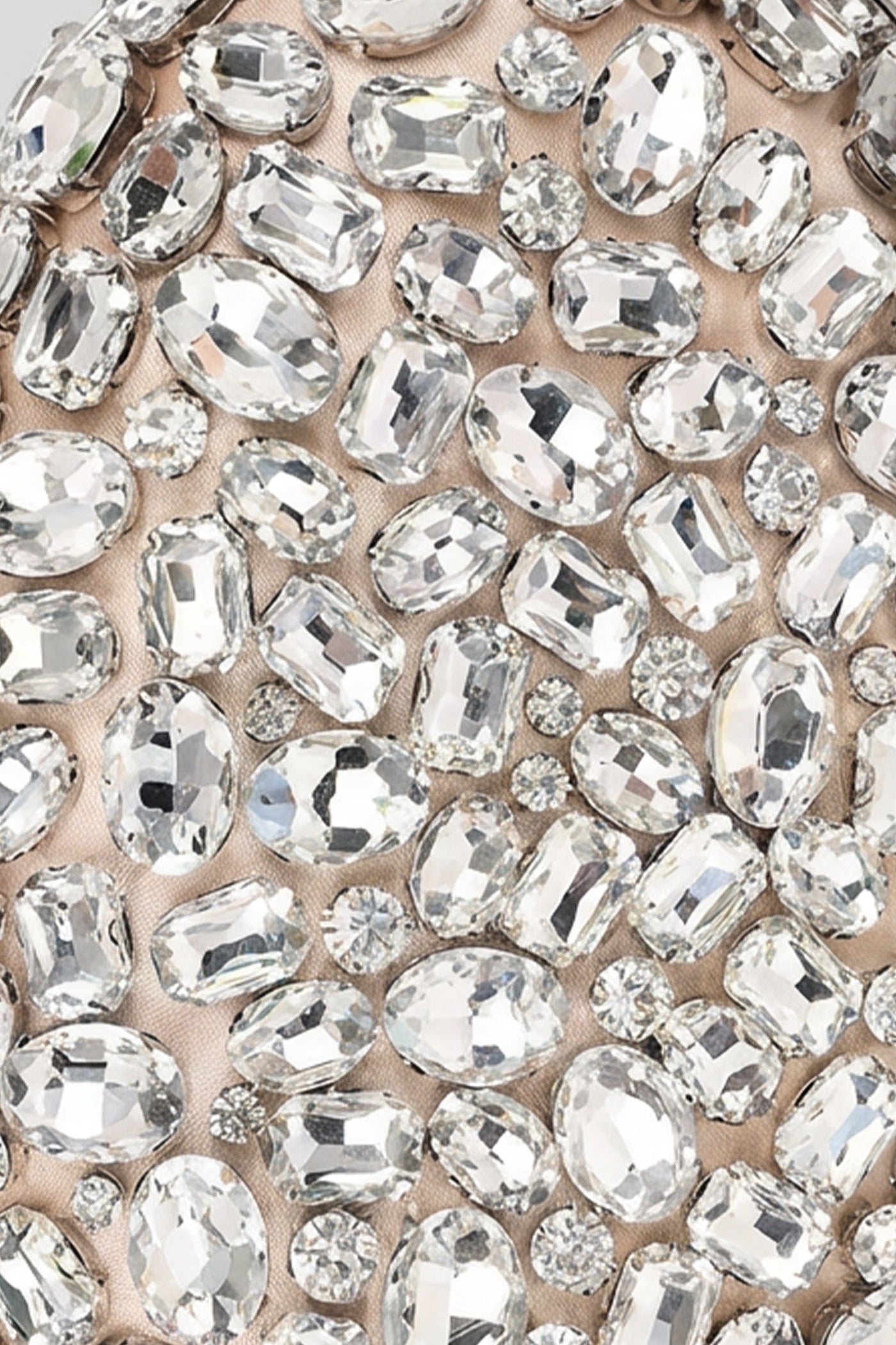 حقيبة كلاتش بيضاوية مُرصعة بالكريستال مع تشطيب كامل بالأحجار – فضي