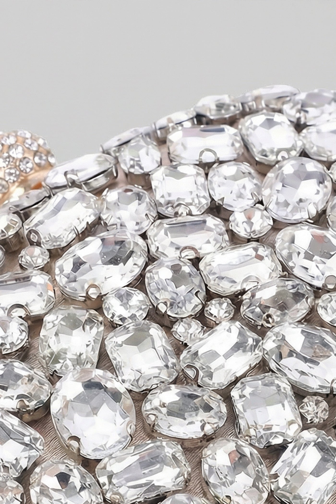 حقيبة كلاتش بيضاوية مُرصعة بالكريستال مع تشطيب كامل بالأحجار – فضي