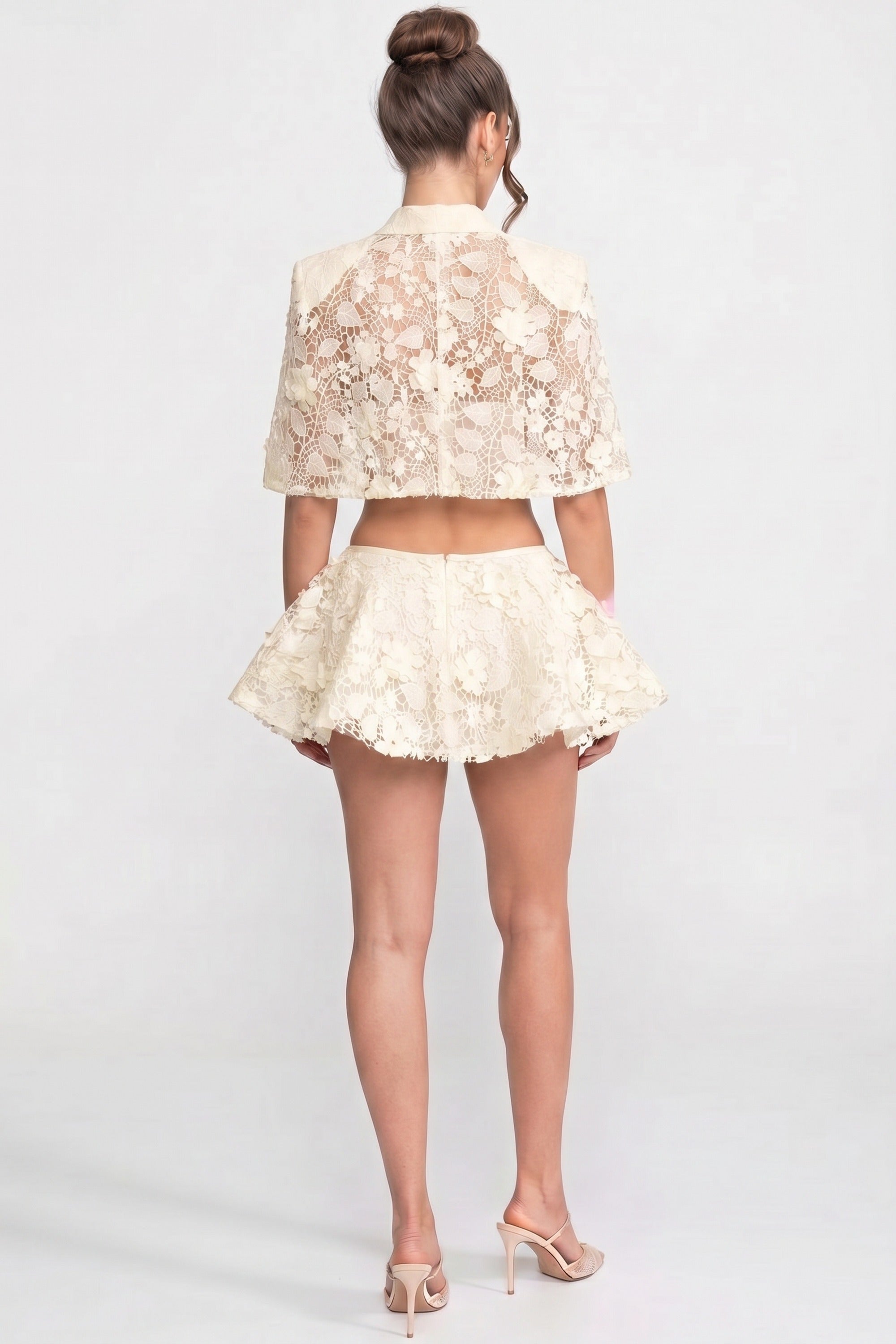 طقم Lace Co-Ord مع كاب بأزرار وتنورة ميني بفيونكة - White