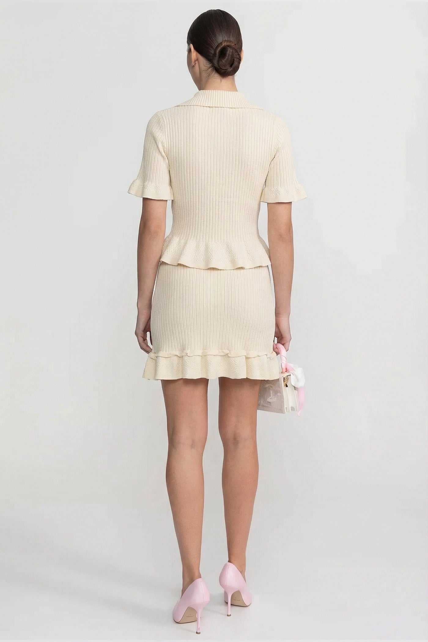 طقم بولو منسوج مضلع مع حافة مكشكشة - بيج