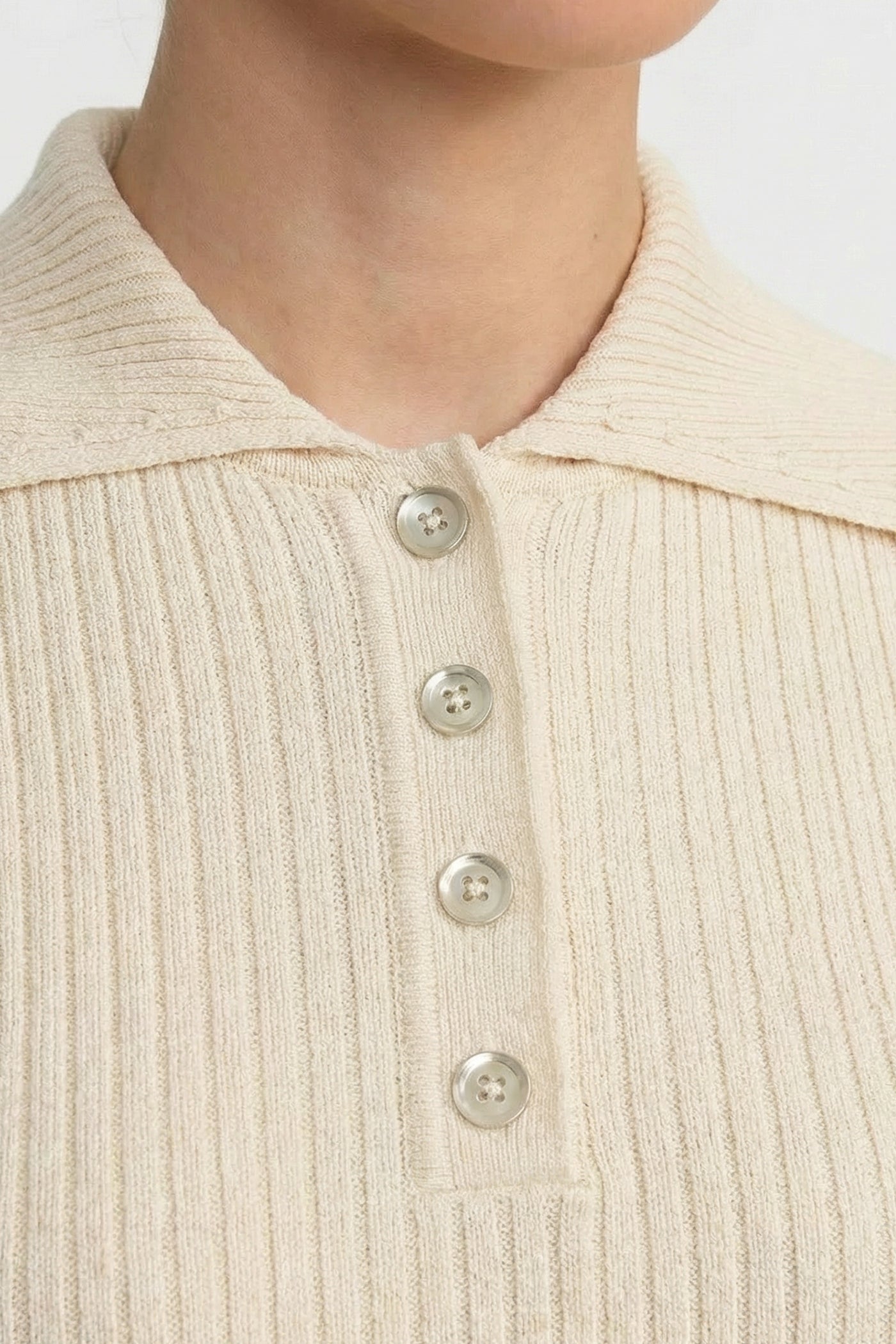 طقم بولو منسوج مضلع مع حافة مكشكشة - بيج