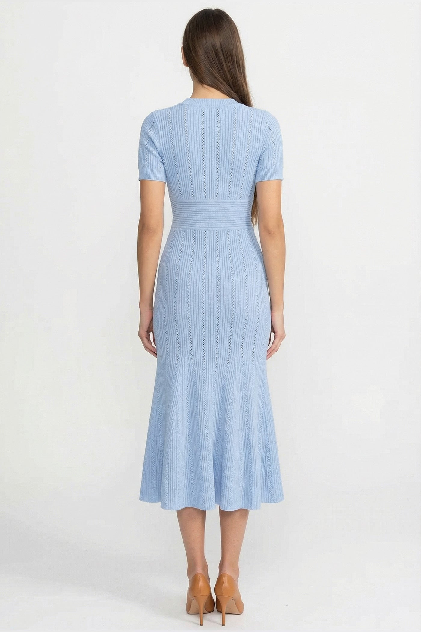 فستان ميدي بأكمام قصيرة مضلعة وياقة على شكل حرف V مع أزرار ذهبية - أزرق