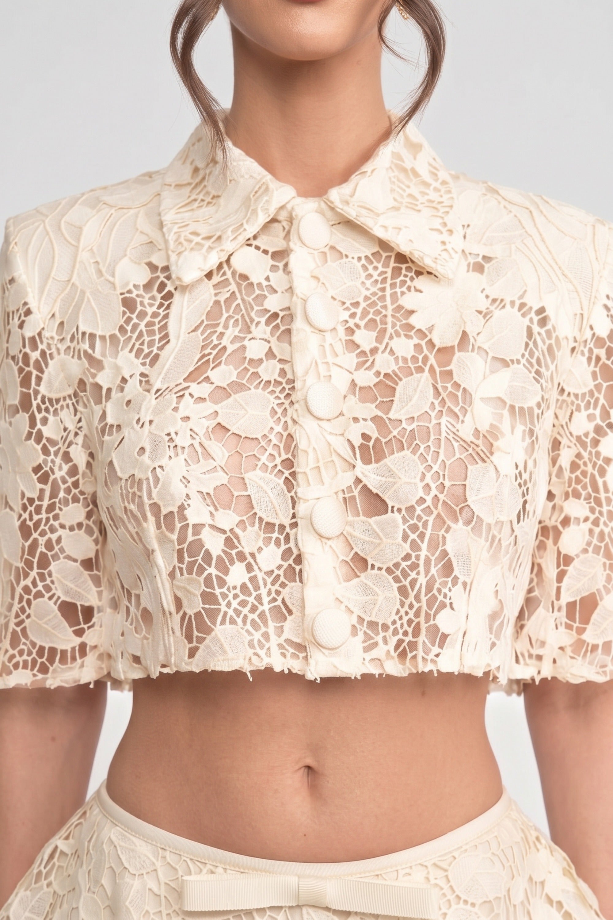 طقم Lace Co-Ord مع كاب بأزرار وتنورة ميني بفيونكة - White