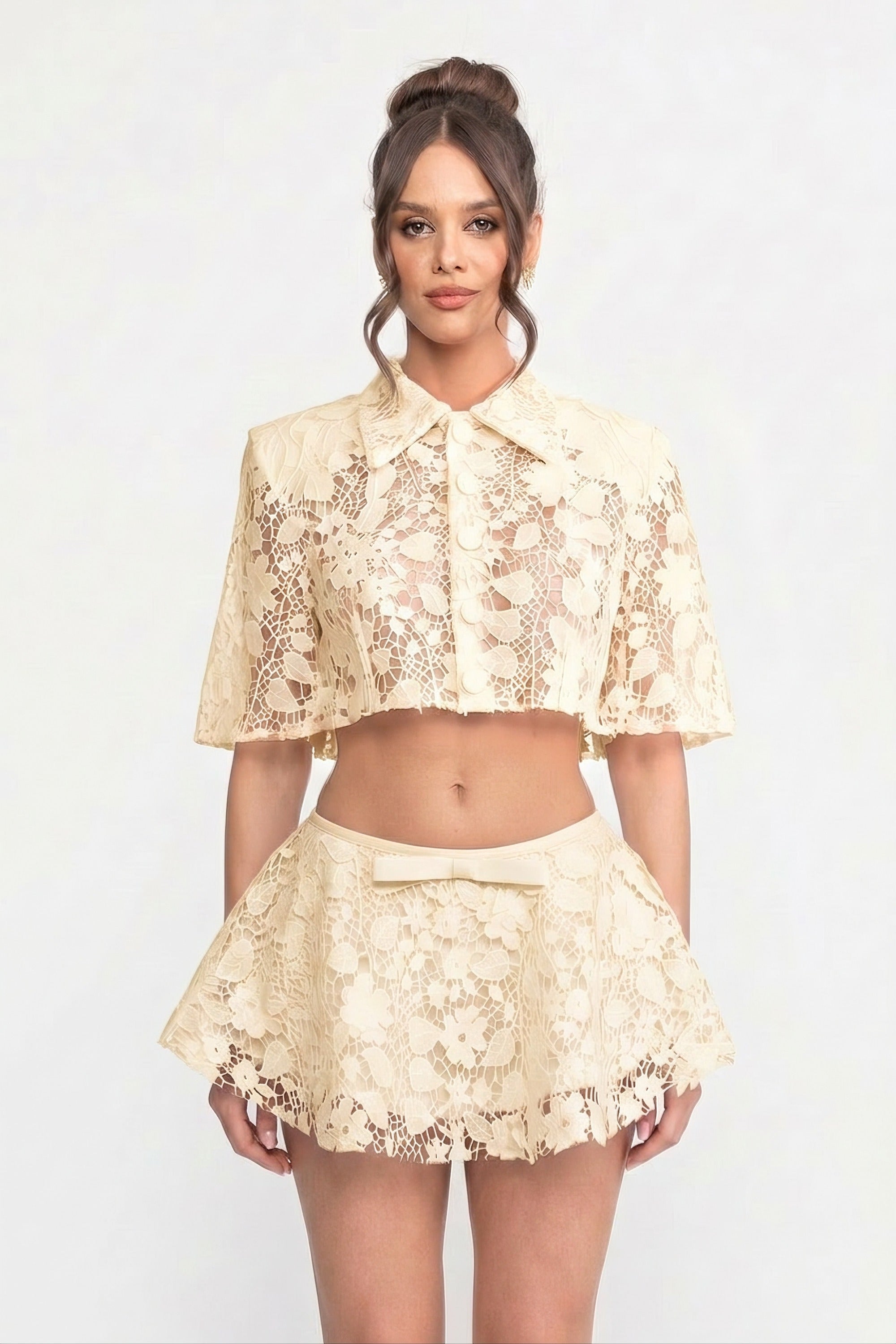 طقم Lace Co-Ord مع كاب بأزرار وتنورة ميني بفيونكة - White