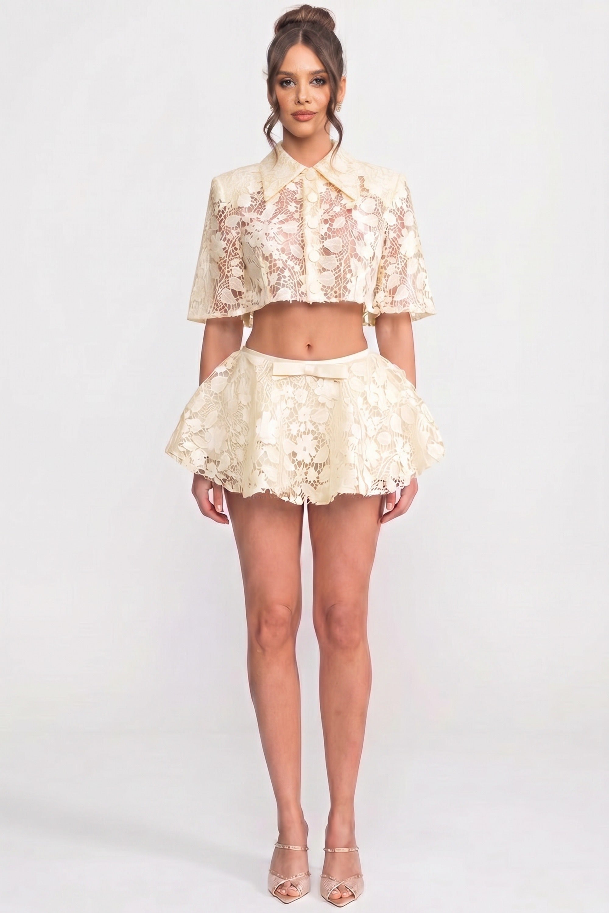 طقم Lace Co-Ord مع كاب بأزرار وتنورة ميني بفيونكة - White