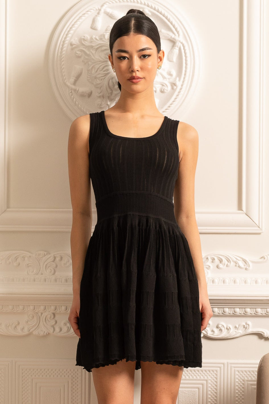 فستان ميني ضيق بقماش محكم الملمس - أسود