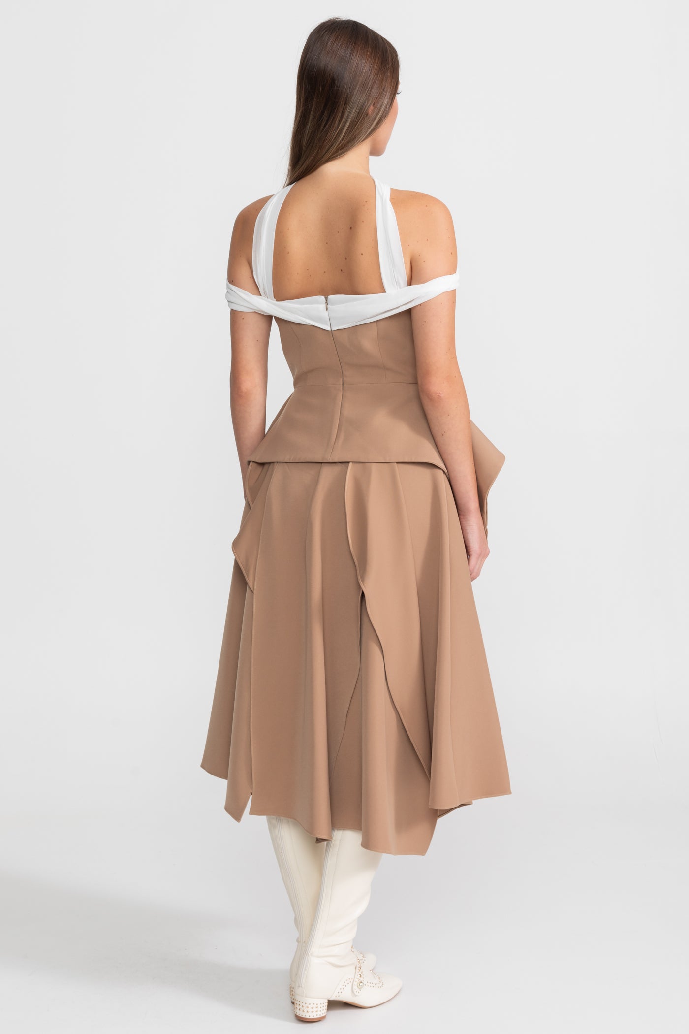 طقم بيبلوم مكشوف الكتفين بتصميم درابي مع ياقة متباينة اللون – كامل/إيفوار