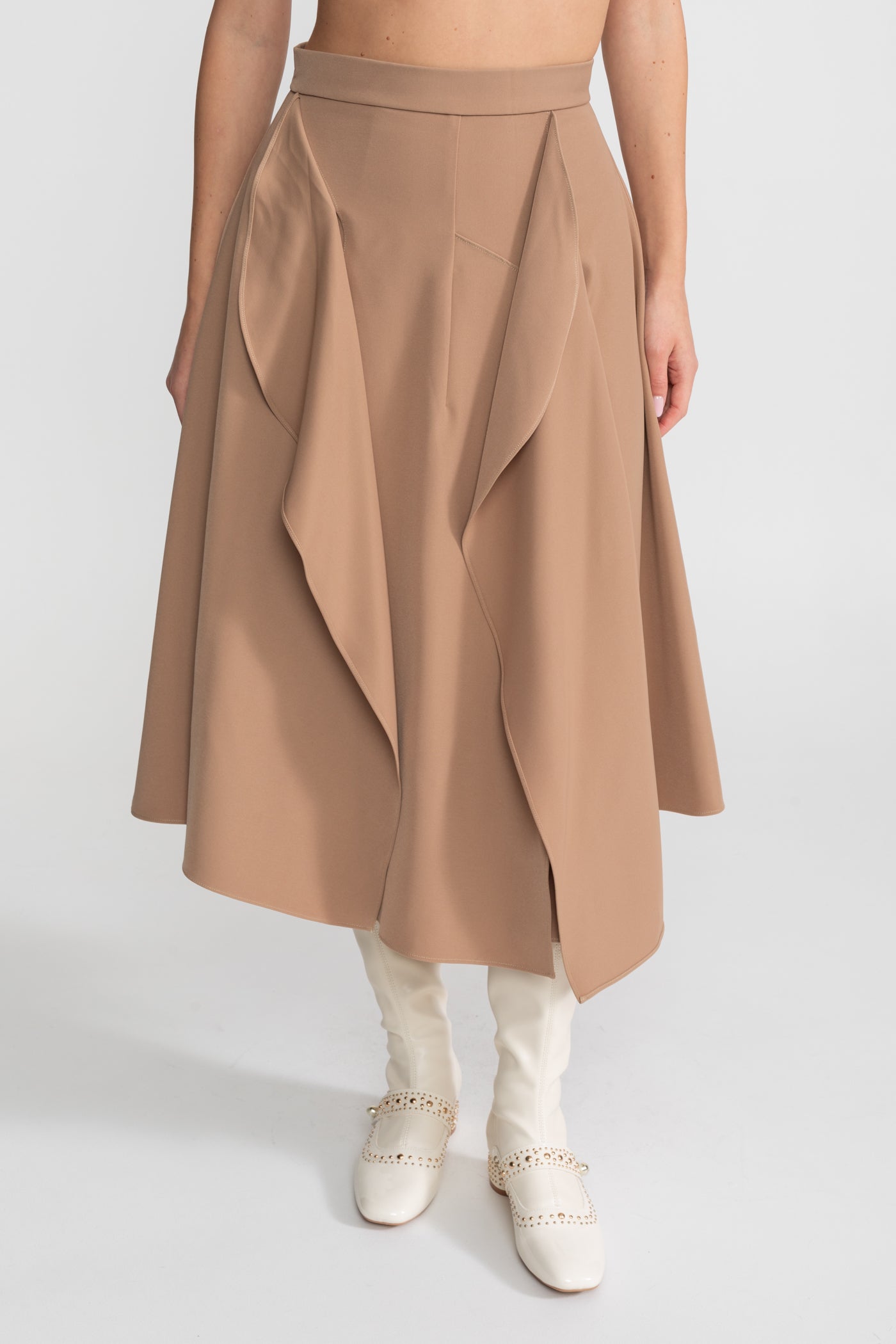 طقم بيبلوم مكشوف الكتفين بتصميم درابي مع ياقة متباينة اللون – كامل/إيفوار