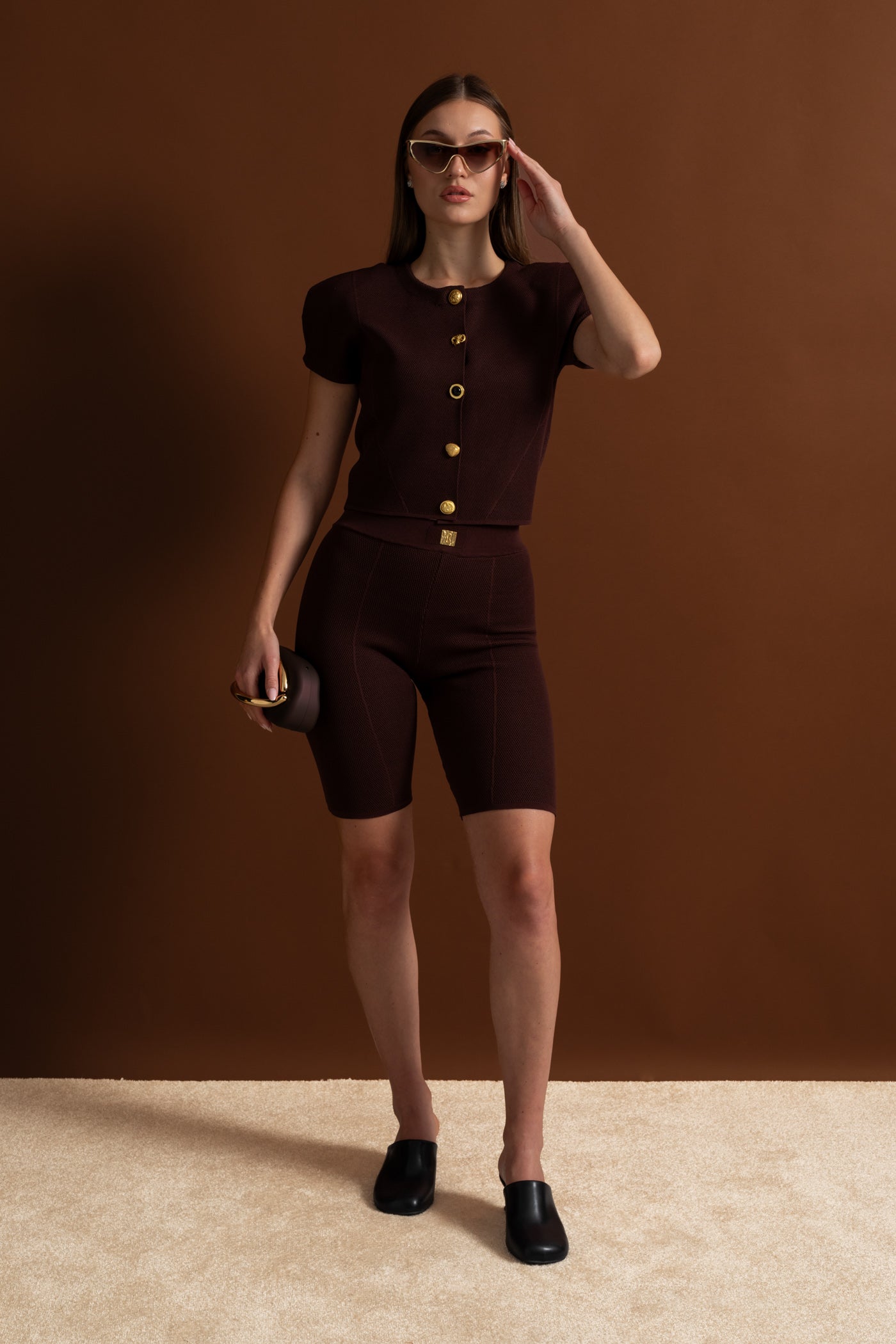 طقم منسوج محكم الملمس مع أكتاف مصممة بشكل هيكلي – لون خمري عميق