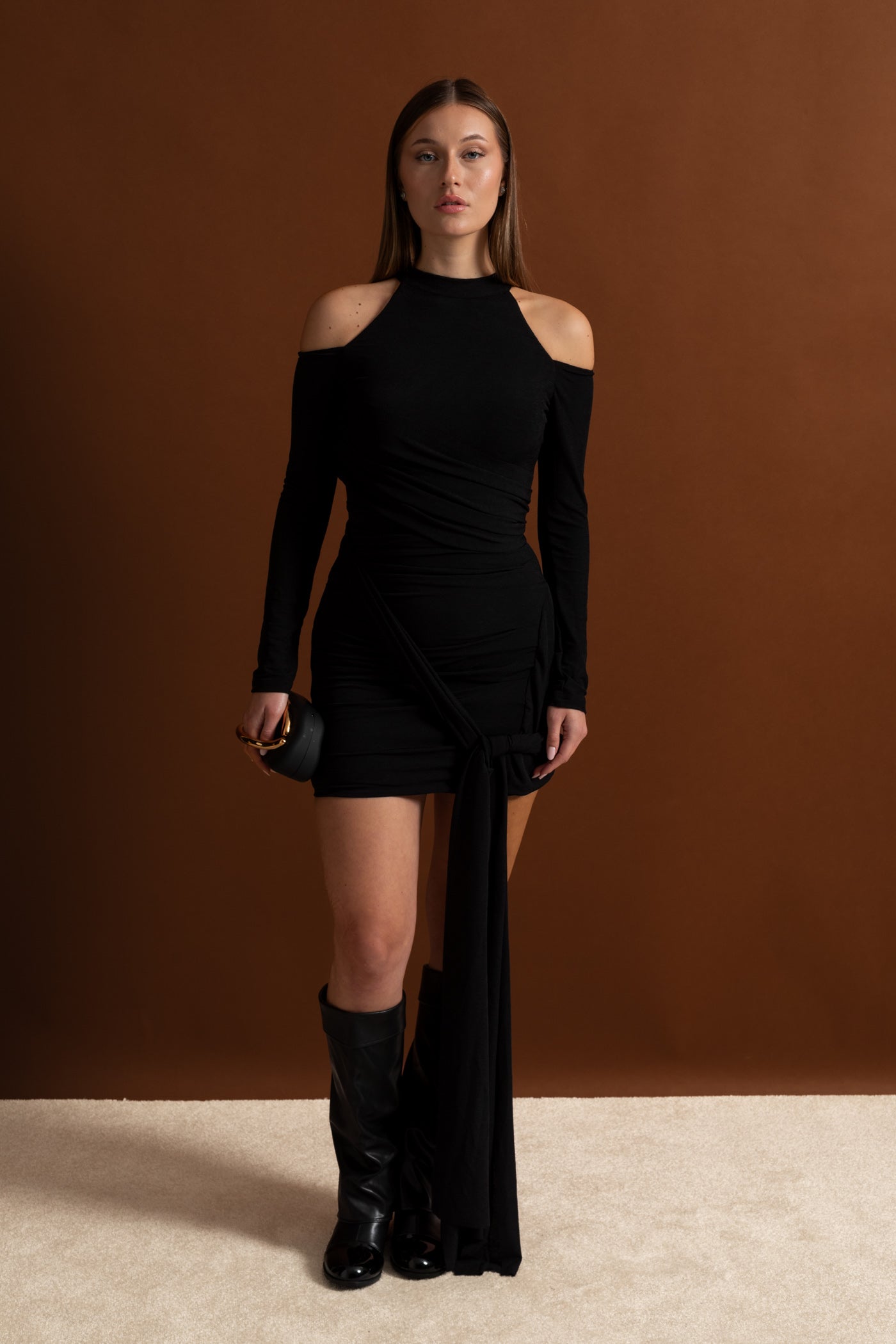 فستان ميني بكتف مكشوف ومُطرز - أسود