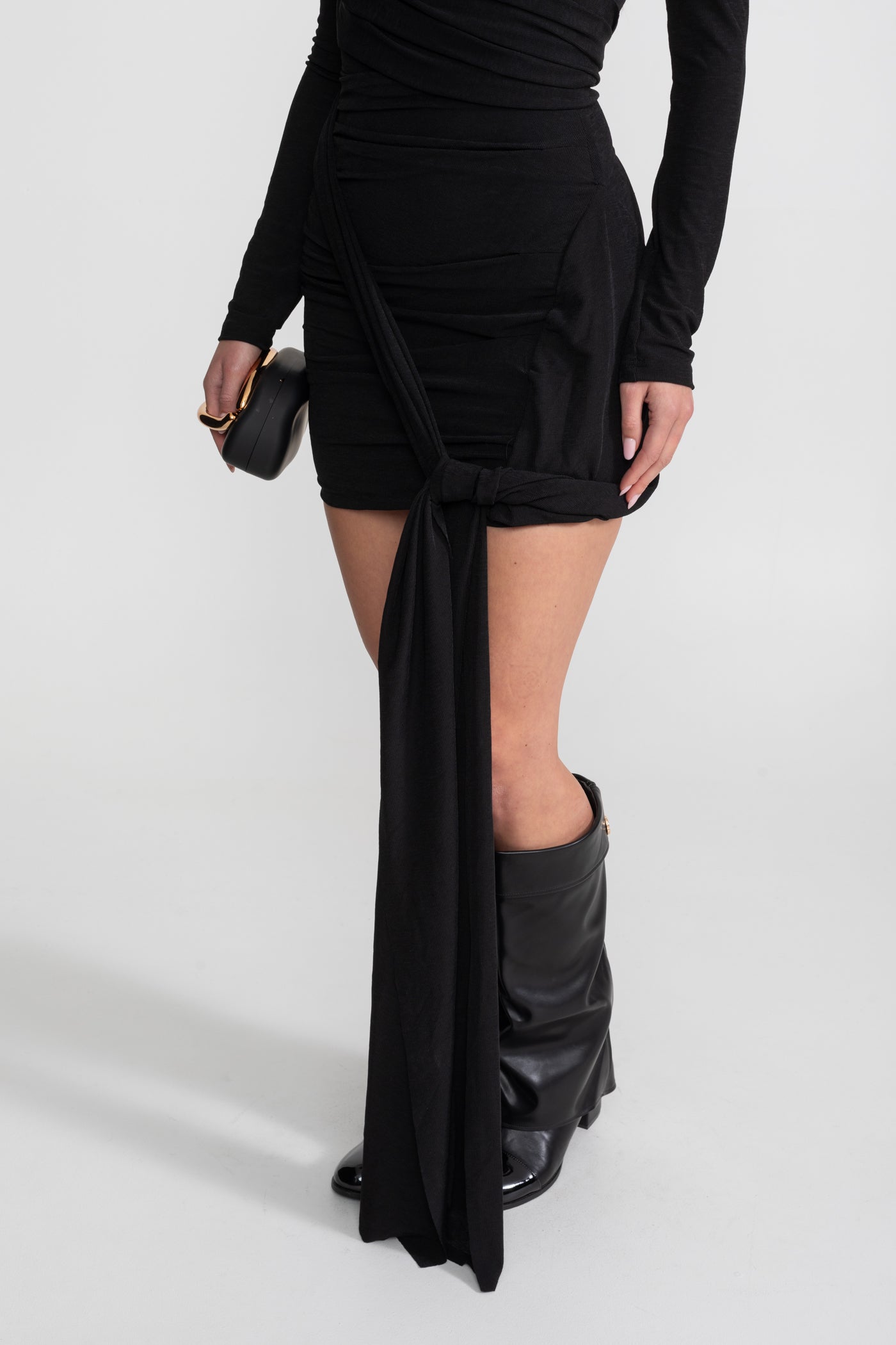 فستان ميني بكتف مكشوف ومُطرز - أسود