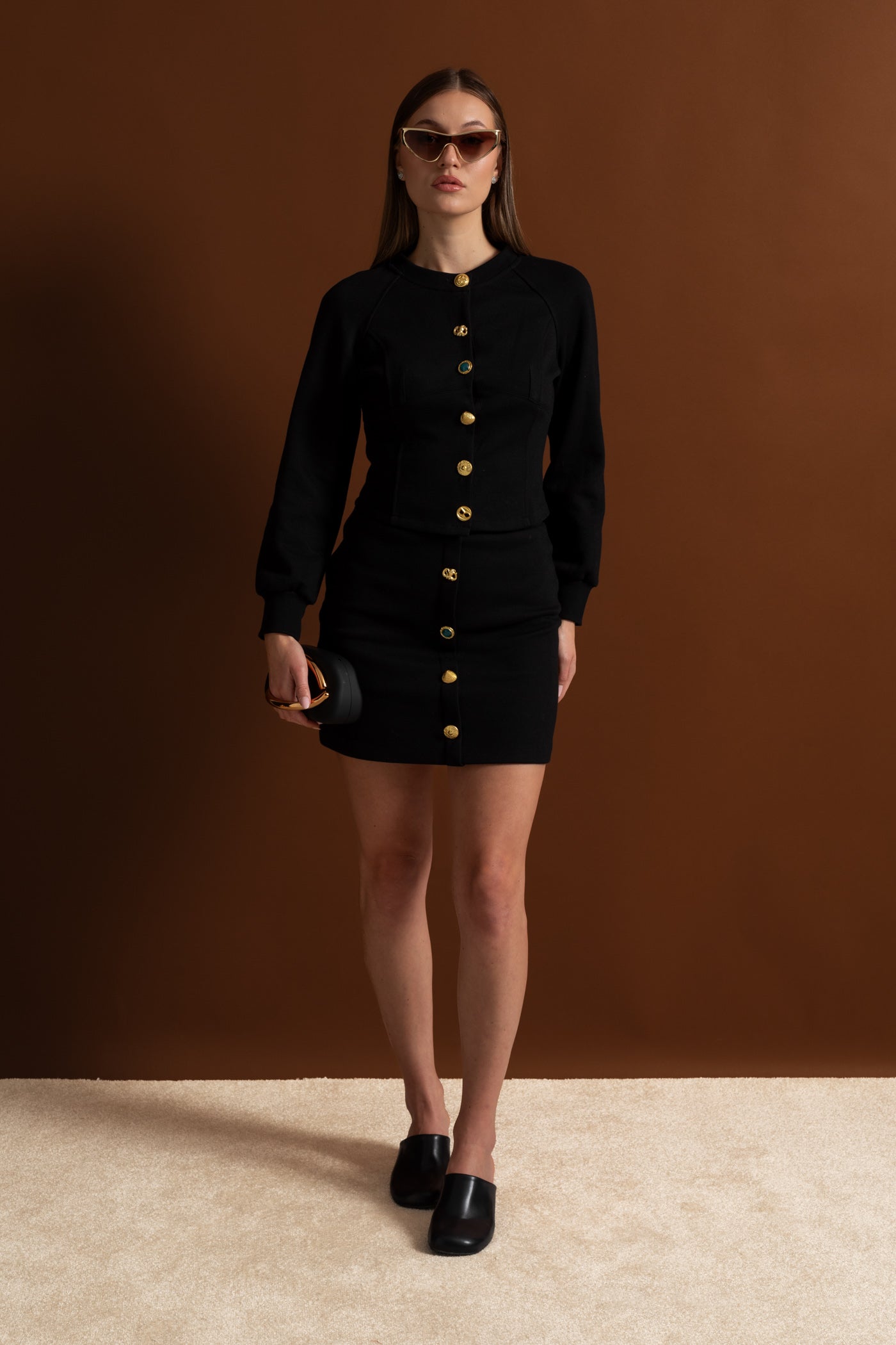 طقم منسق بأزرار مزخرفة – أسود