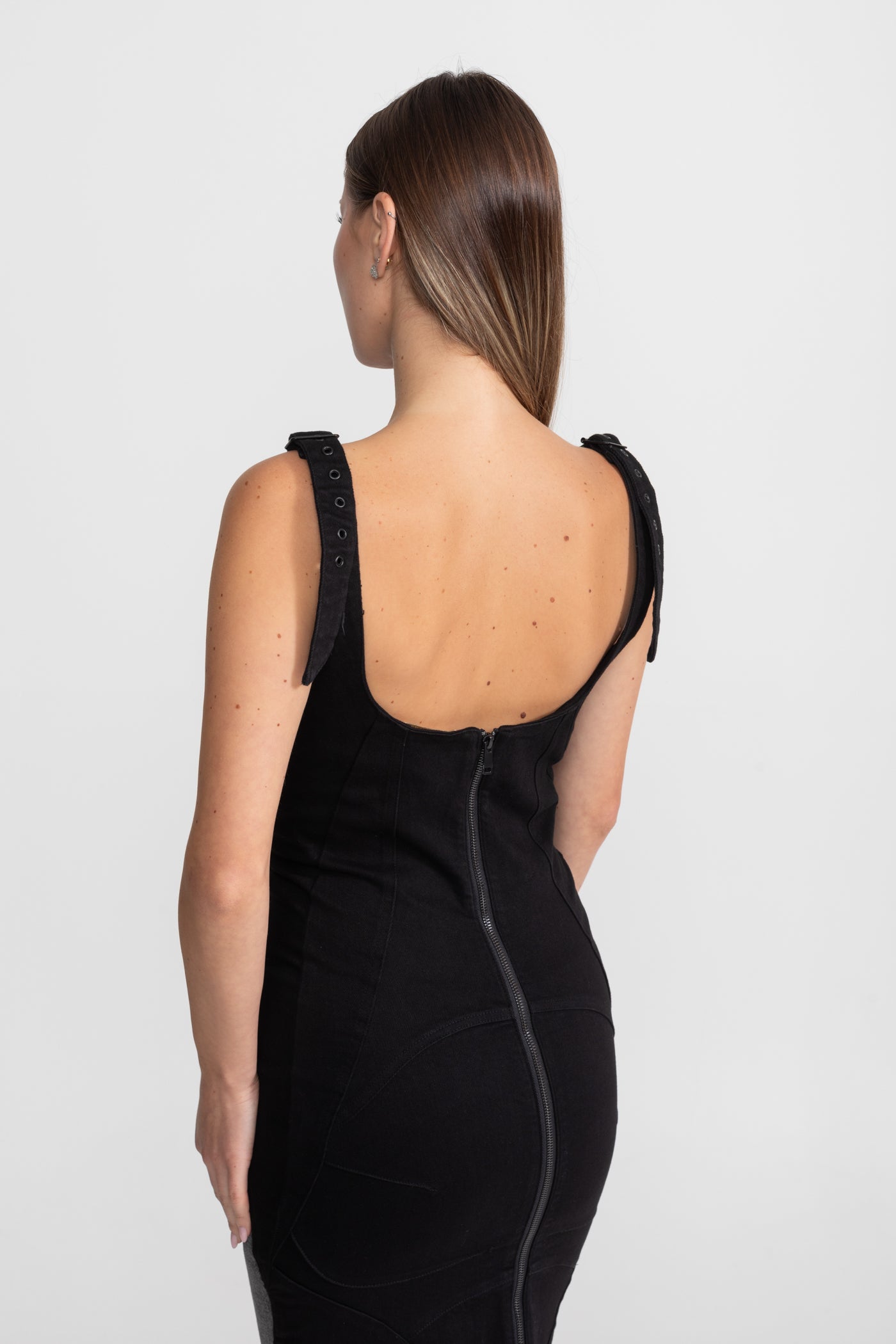 فستان دينيم متوسط الطول مزين بقطع جانبية وأحزمة مزودة بأبزيم – فحمى