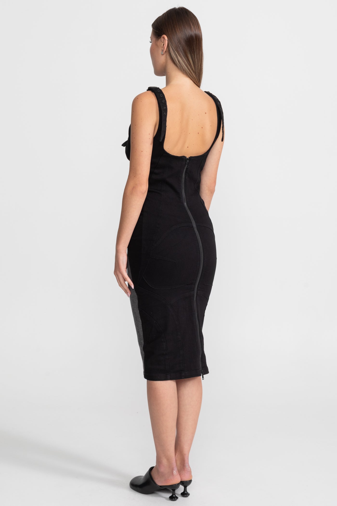 فستان دينيم متوسط الطول مزين بقطع جانبية وأحزمة مزودة بأبزيم – فحمى