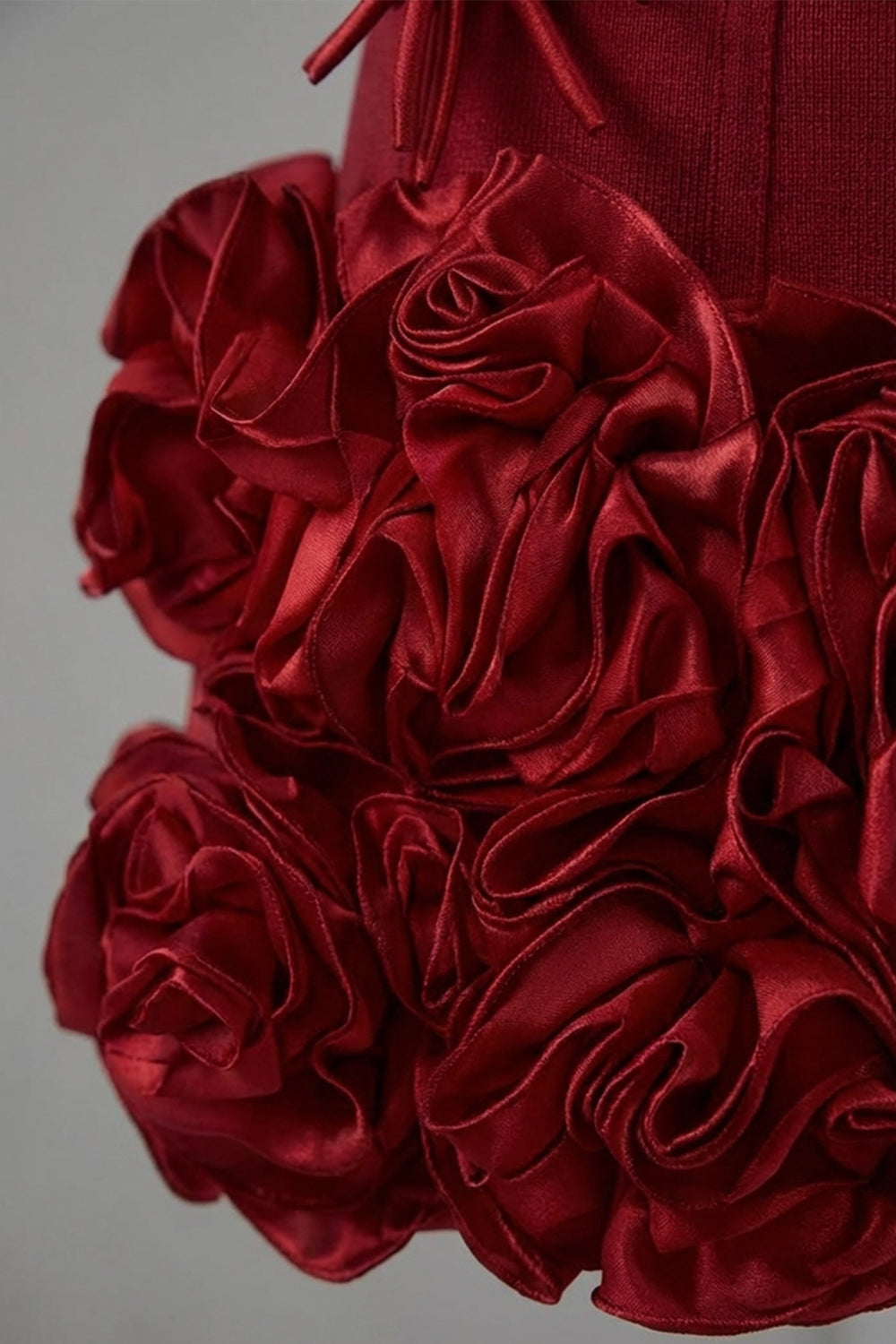 فستان ميني بكورسيه وحافة مزخرفة بأزهار منحوتة – أحمر