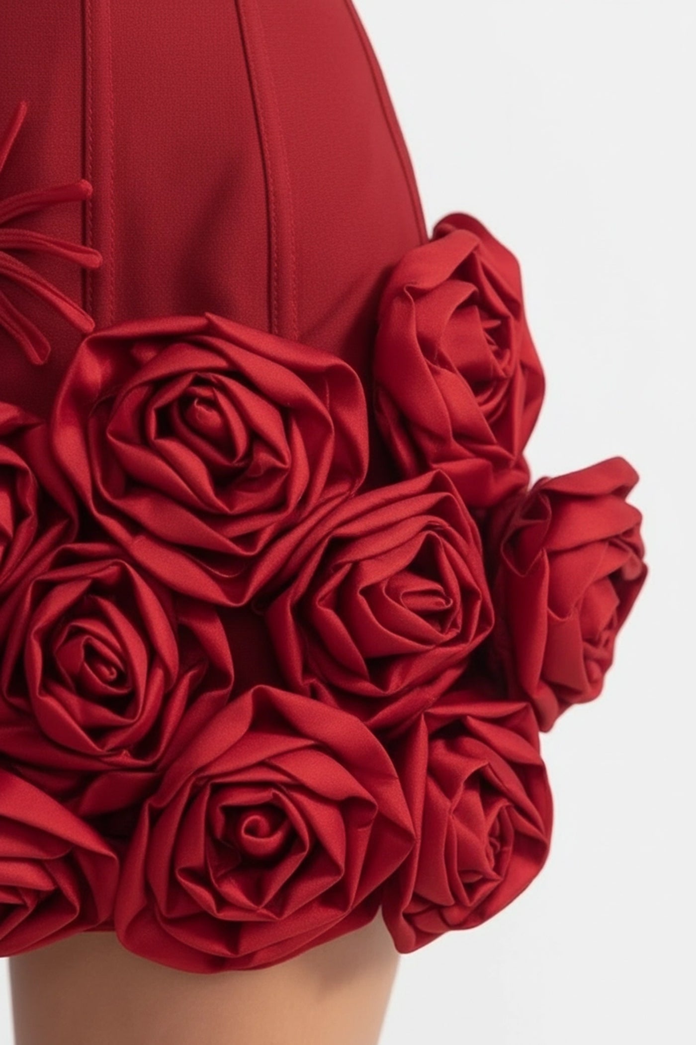 فستان ميني بكورسيه وحافة مزخرفة بأزهار منحوتة – أحمر