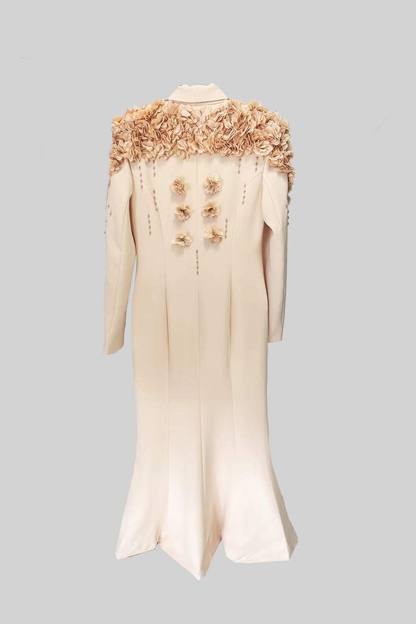 بليزر طويل مع تفاصيل زهور ثلاثية الأبعاد متباينة على الكتف والظهر - خوخي