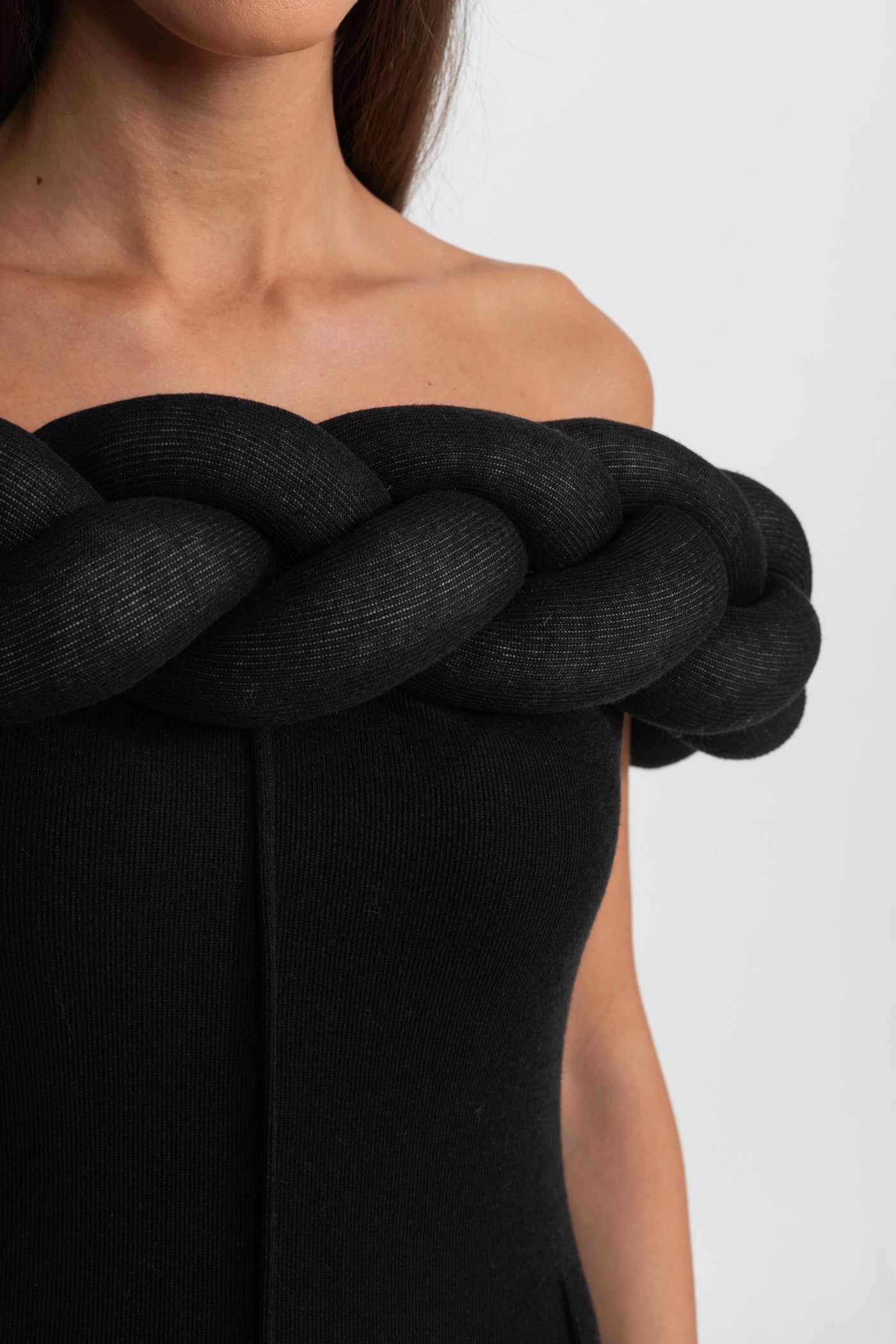 فستان ماكسي بياقة مضفرة مكشوفة الأكتاف – أسود