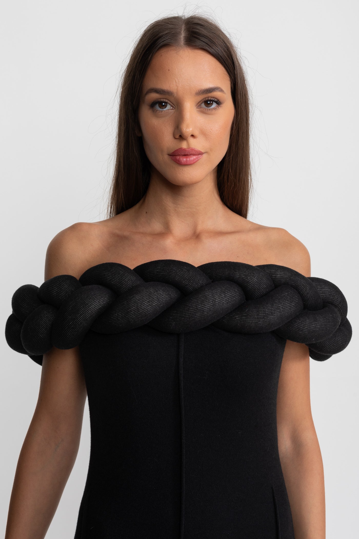 فستان ماكسي بياقة مضفرة مكشوفة الأكتاف – أسود