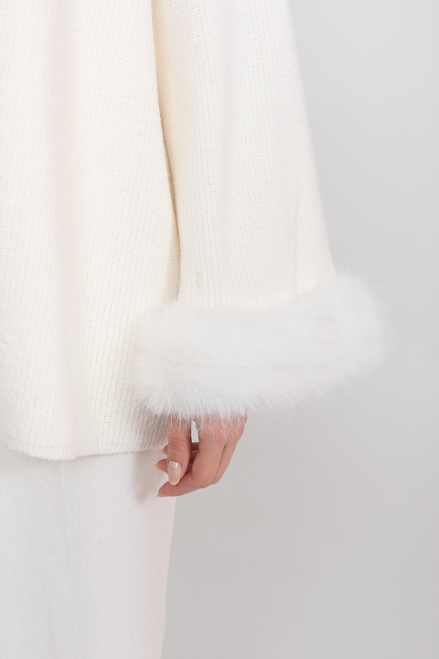 طقم قطعتين محبوك مزين بالكريستال وأساور مزخرفة - أبيض