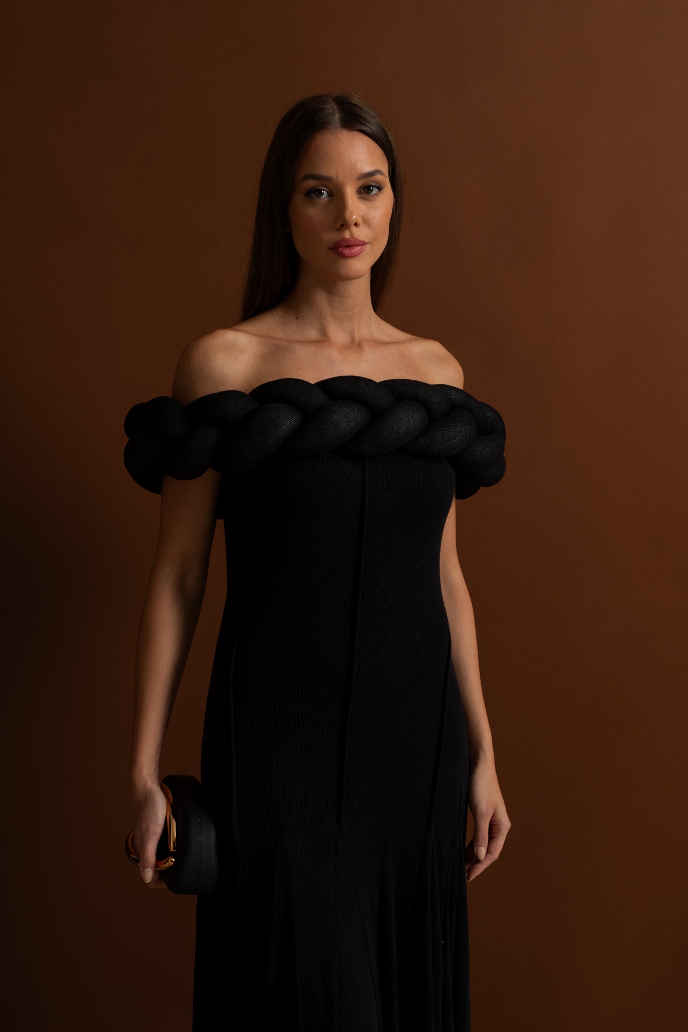 فستان ماكسي بياقة مضفرة مكشوفة الأكتاف – أسود