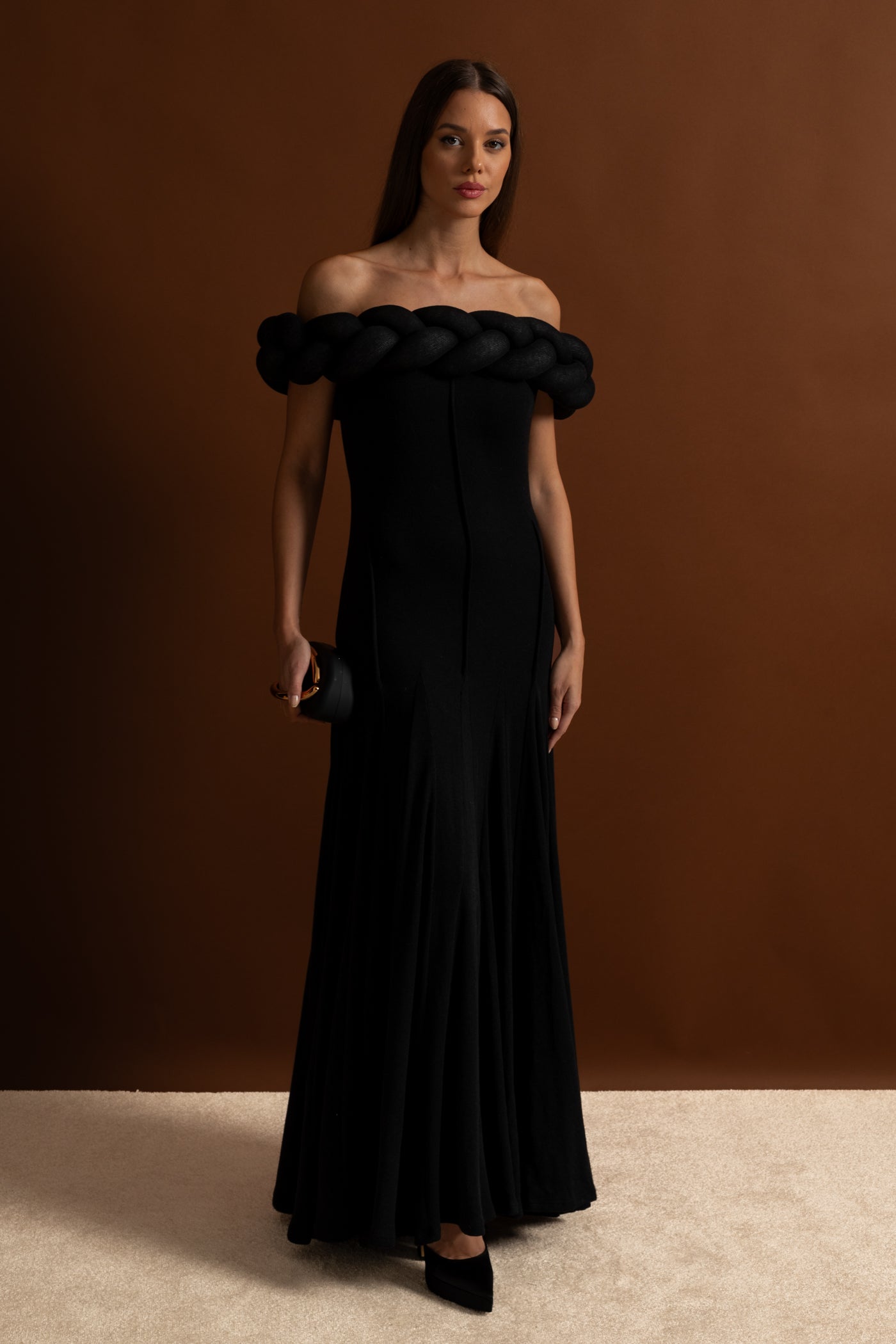 فستان ماكسي بياقة مضفرة مكشوفة الأكتاف – أسود