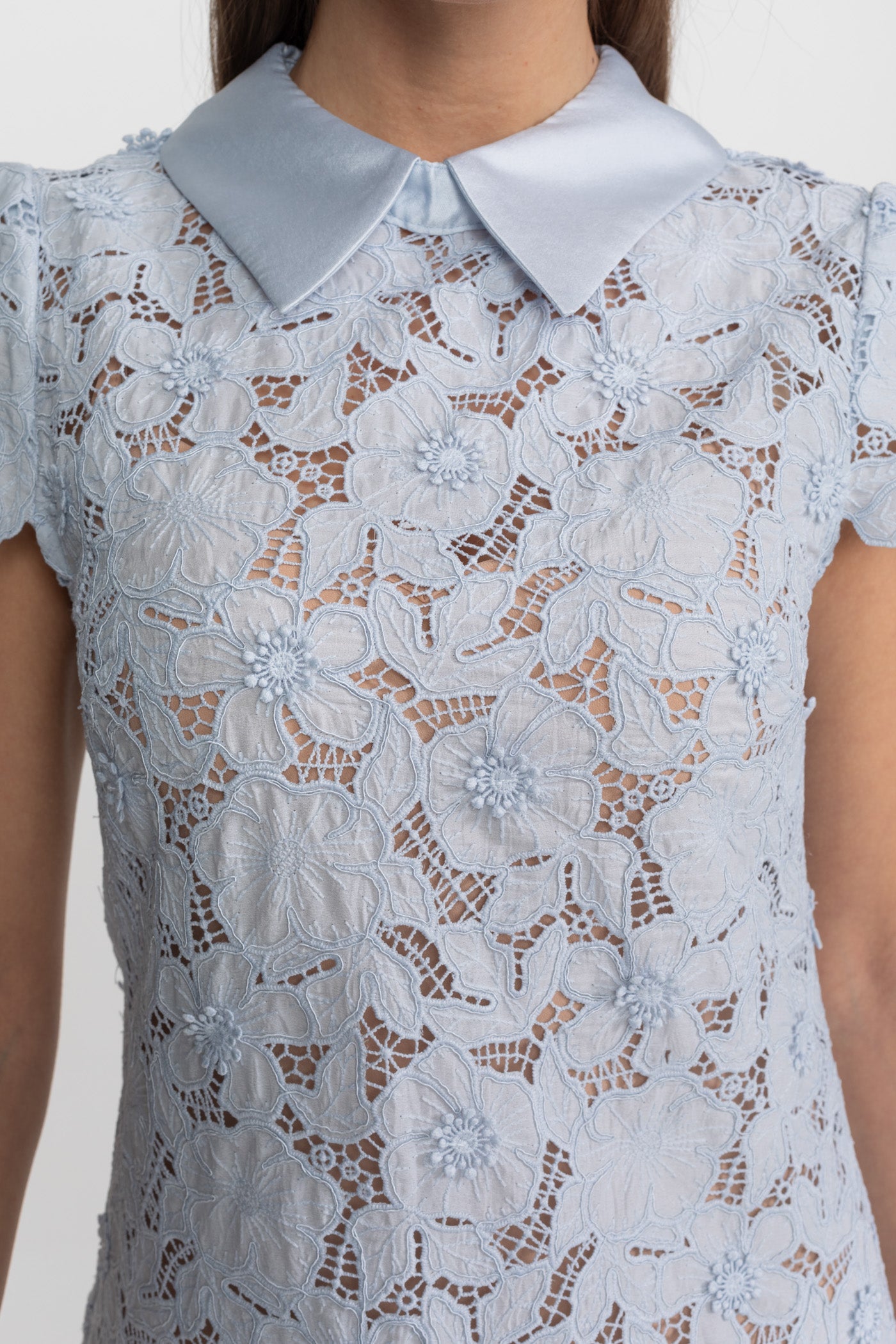 فستان ميني دانتيل مزهر بياقة ساتان – baby blue