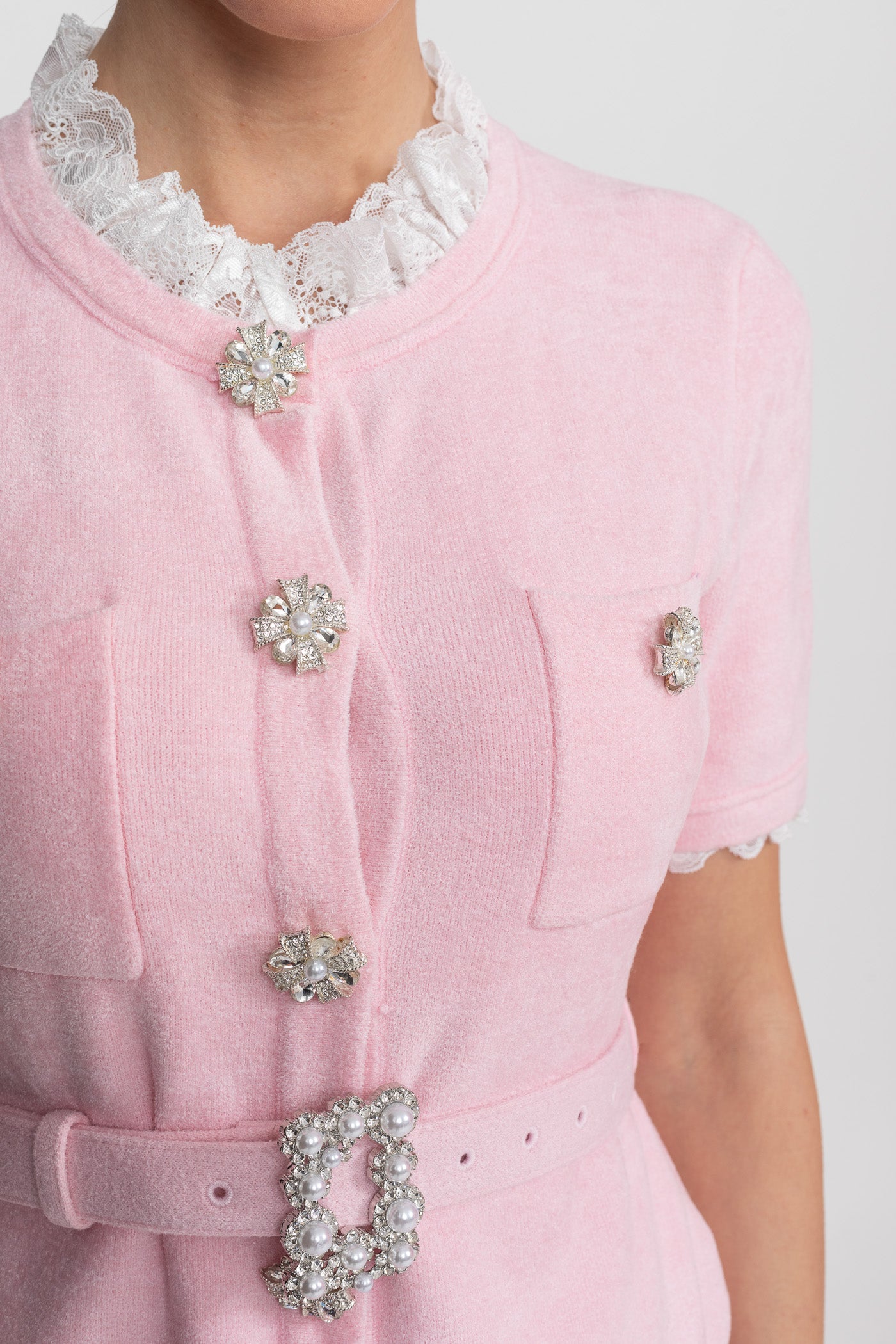 طقم بأكمام قصيرة مع خصر ببلوم وحزام بأزرار كريستالية - Blush Pink