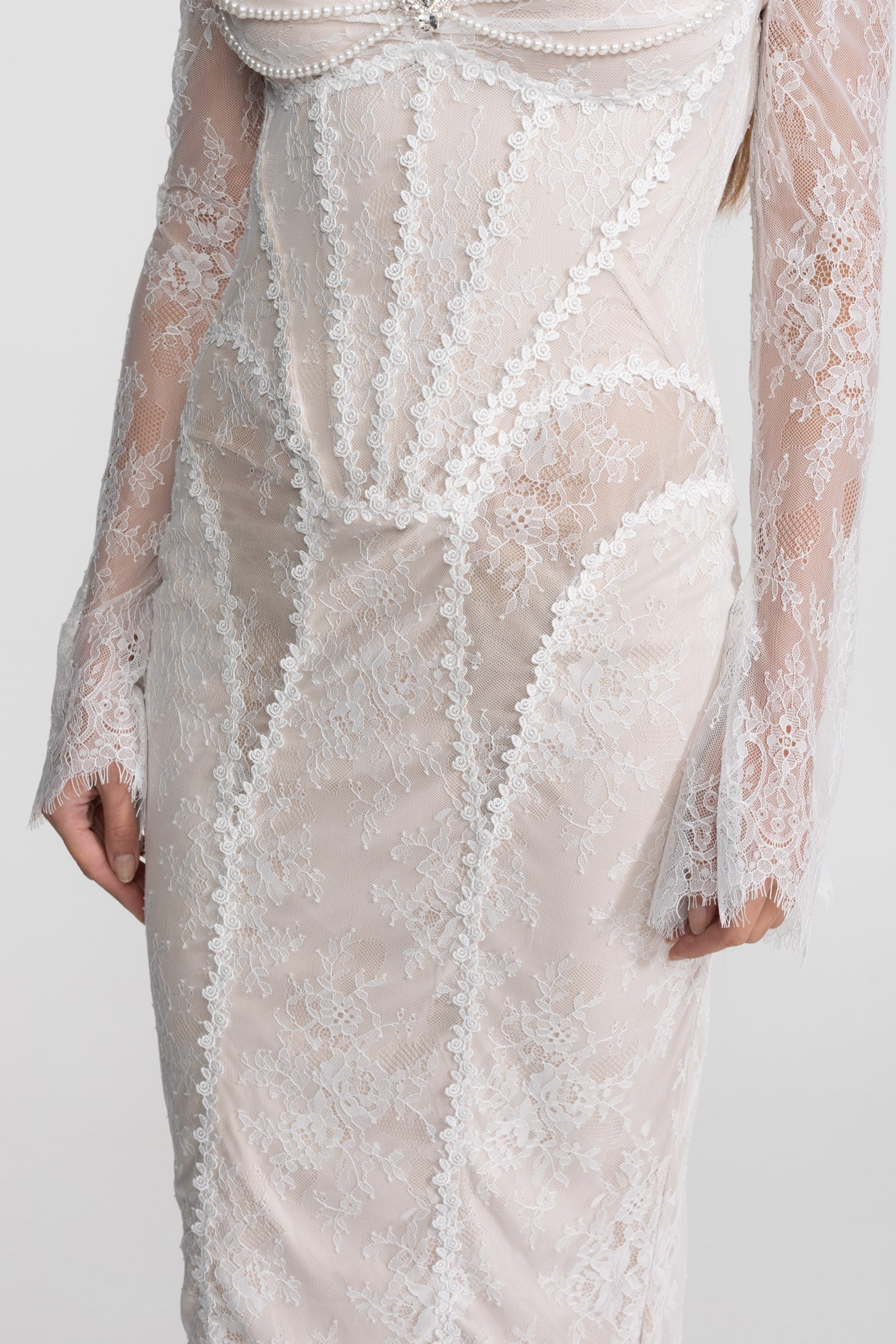 فستان ميدي دانتيل بأكتاف مكشوفة مع صديرية مزينة باللؤلؤ - Ivoire