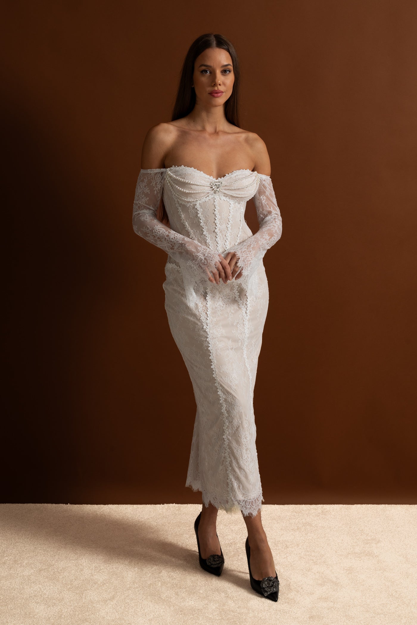 فستان ميدي دانتيل بأكتاف مكشوفة مع صديرية مزينة باللؤلؤ - Ivoire