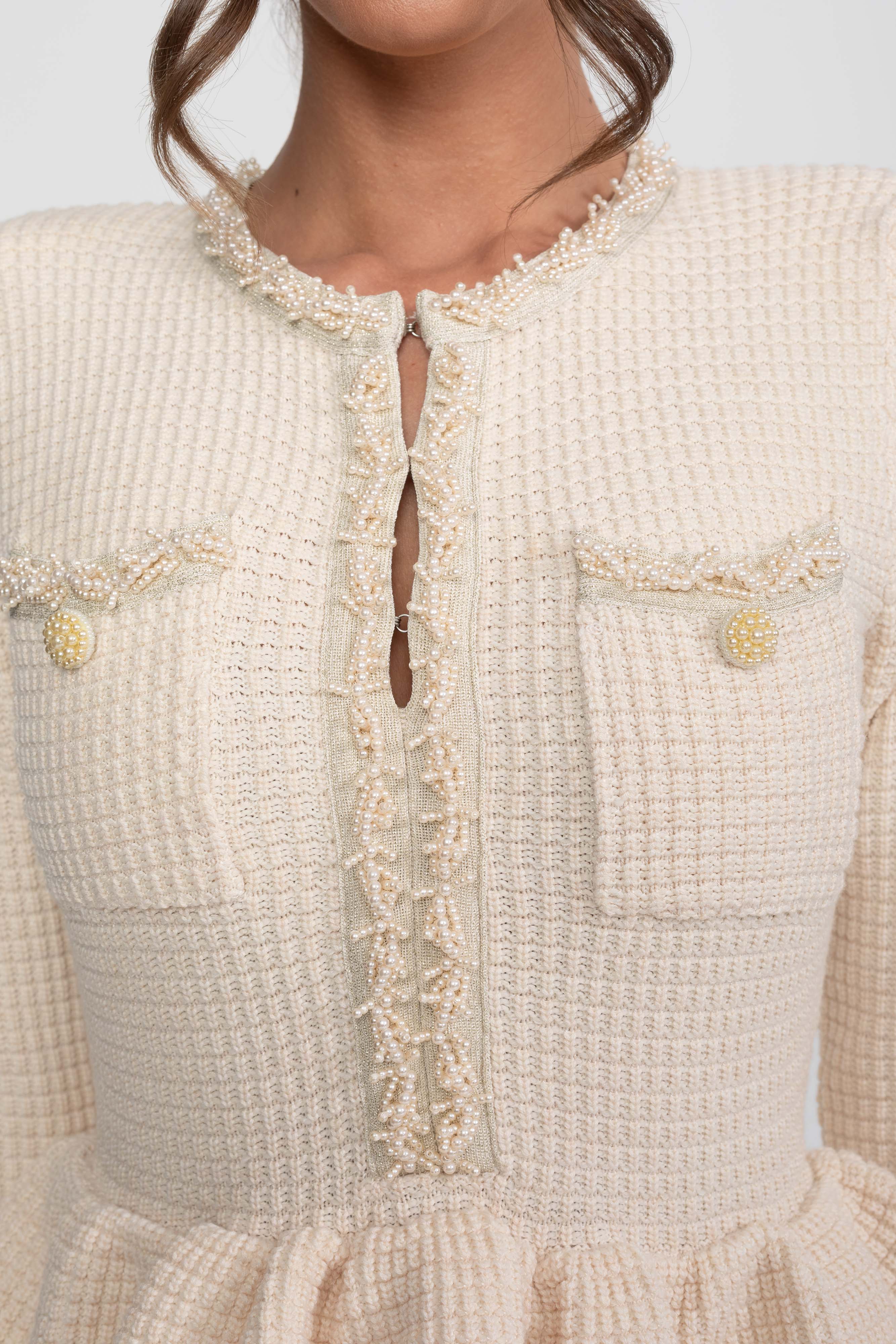 فستان Peplum محبوك مع حافة شرّابات وجيوب أمامية على الصدر - بيج