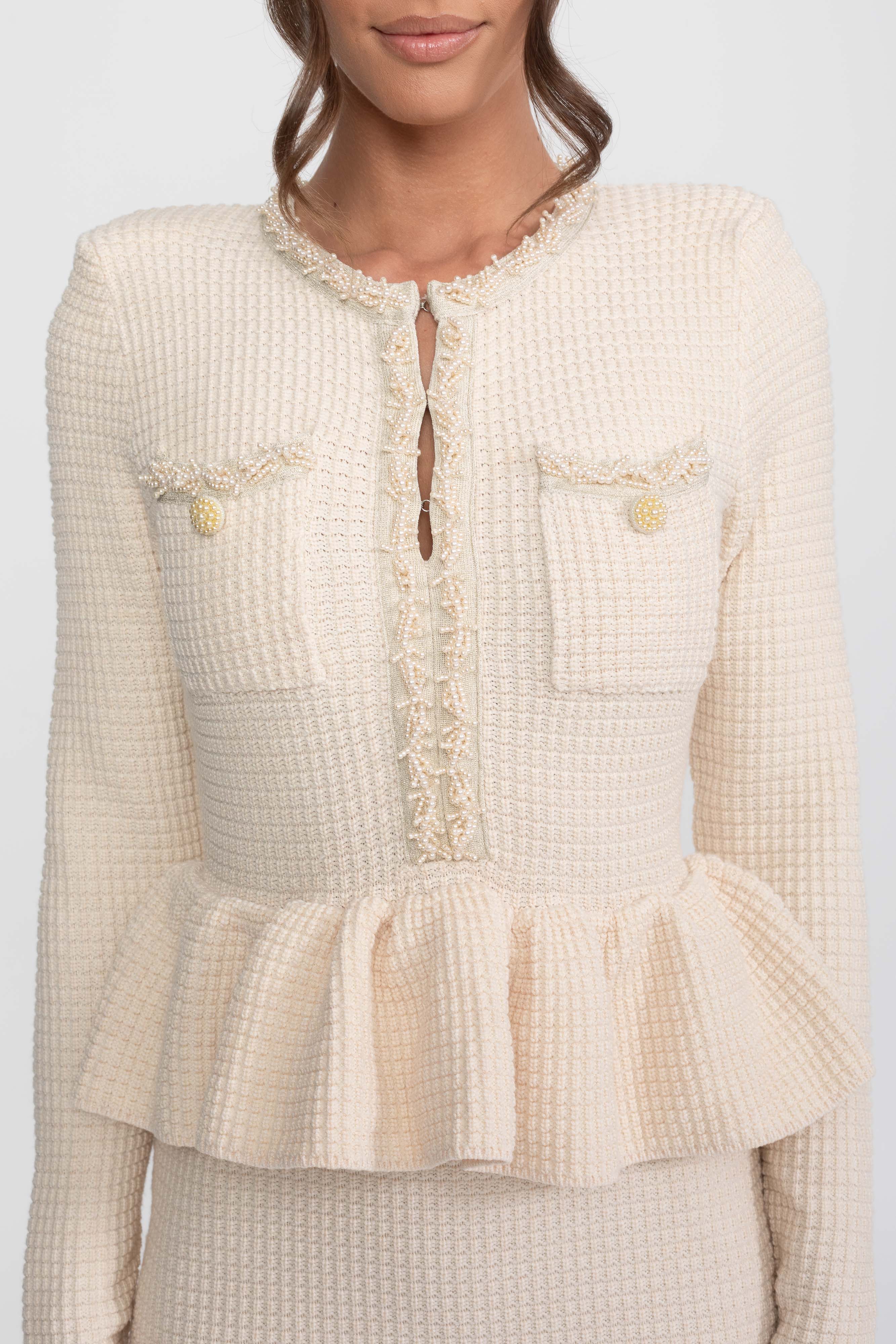 فستان Peplum محبوك مع حافة شرّابات وجيوب أمامية على الصدر - بيج