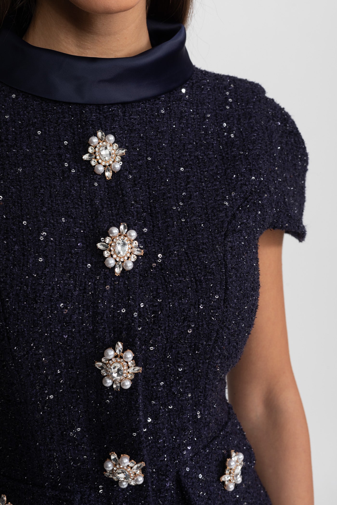 طقم متناسق مع بلوزة مزينة بالتويد وتنورة ساتان ماكسي - كحلي