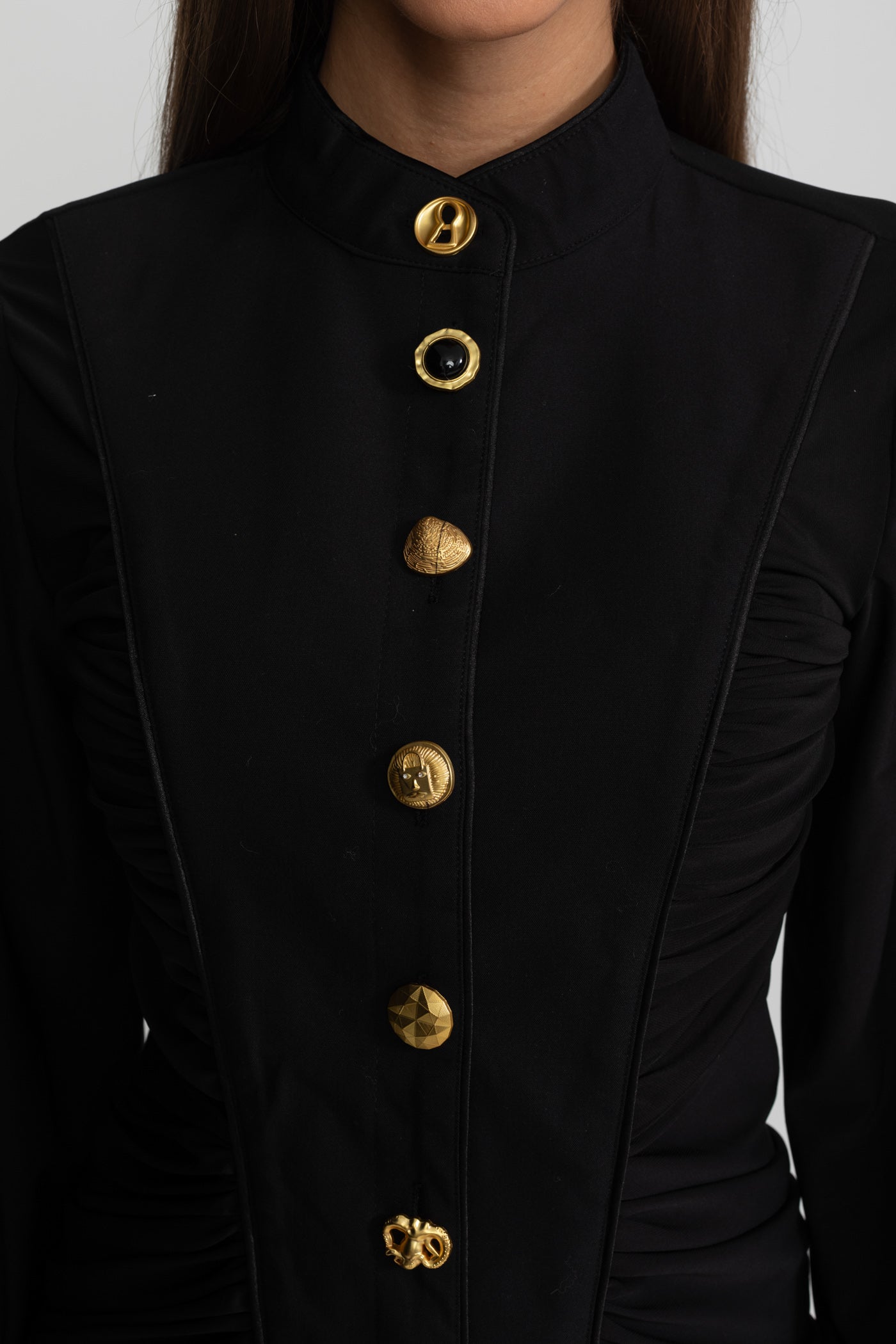 فستان ماكسي مطرز بأزرار بيان ذهبية - أسود