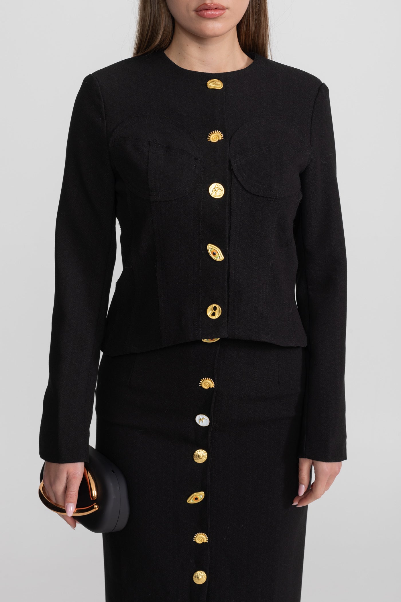 طقم منسق بأزرار ذهبية بارزة - أسود