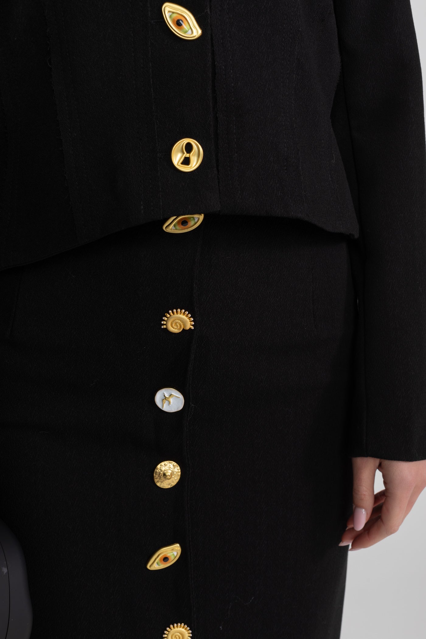 طقم منسق بأزرار ذهبية بارزة - أسود