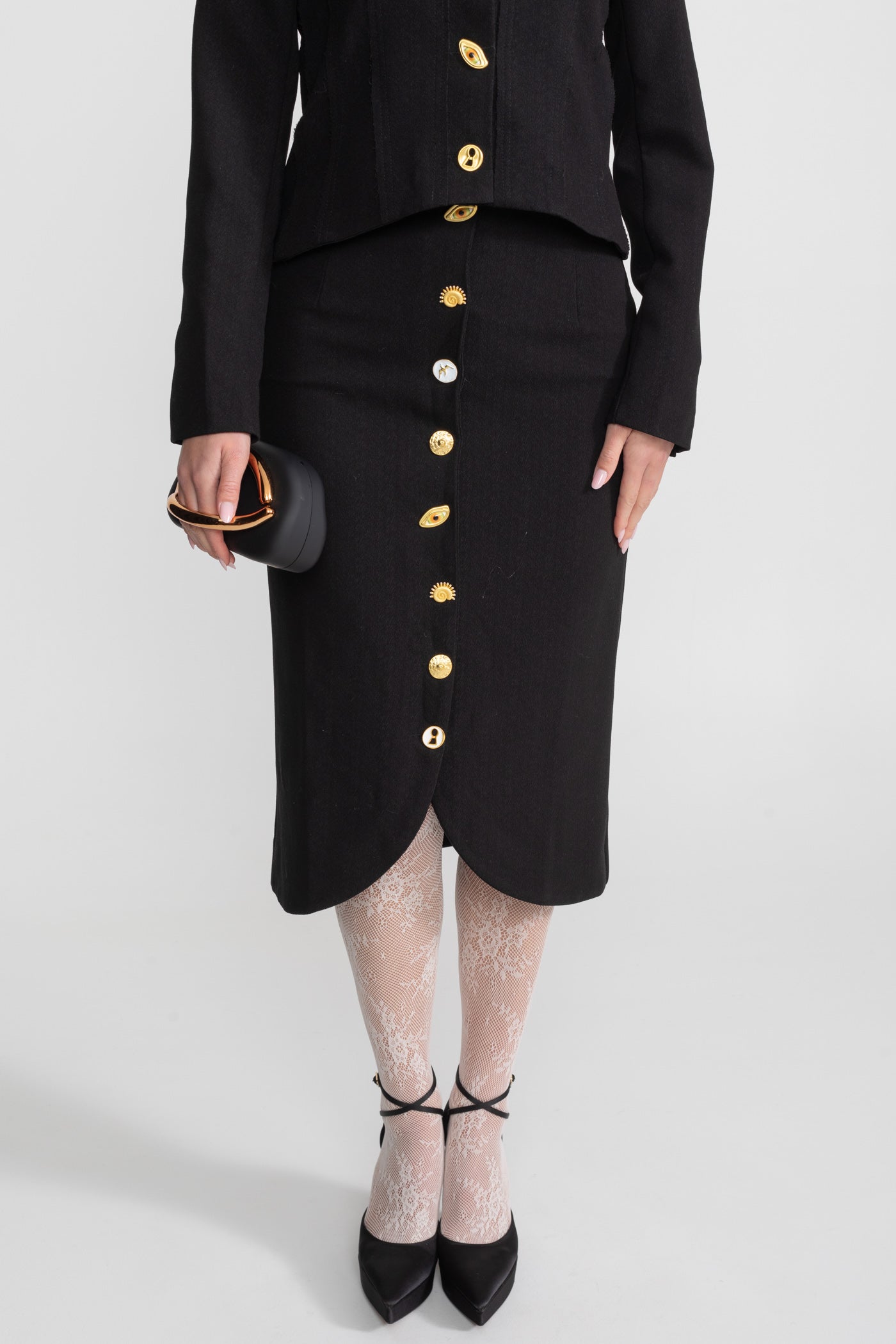 طقم منسق بأزرار ذهبية بارزة - أسود