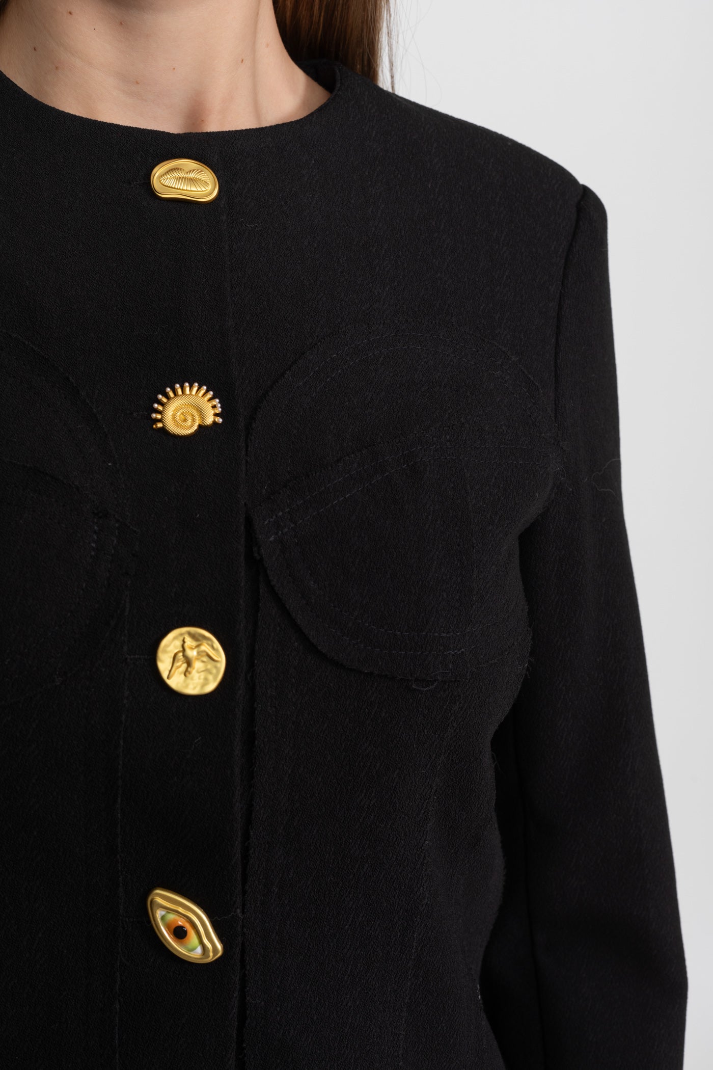 طقم منسق بأزرار ذهبية بارزة - أسود