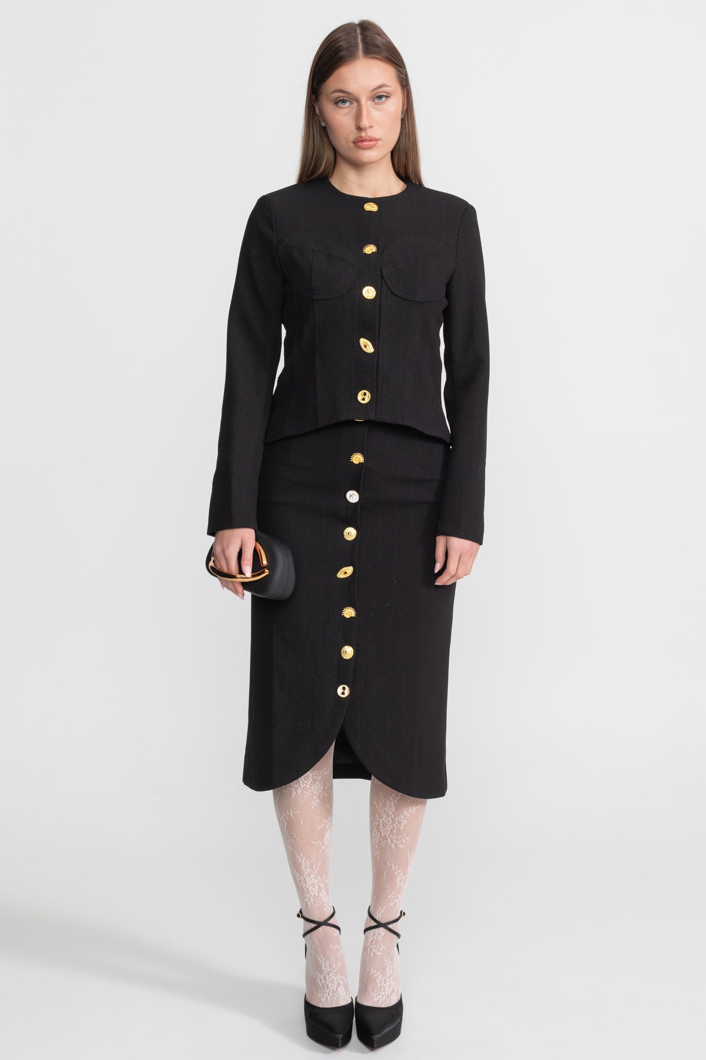 طقم منسق بأزرار ذهبية بارزة - أسود